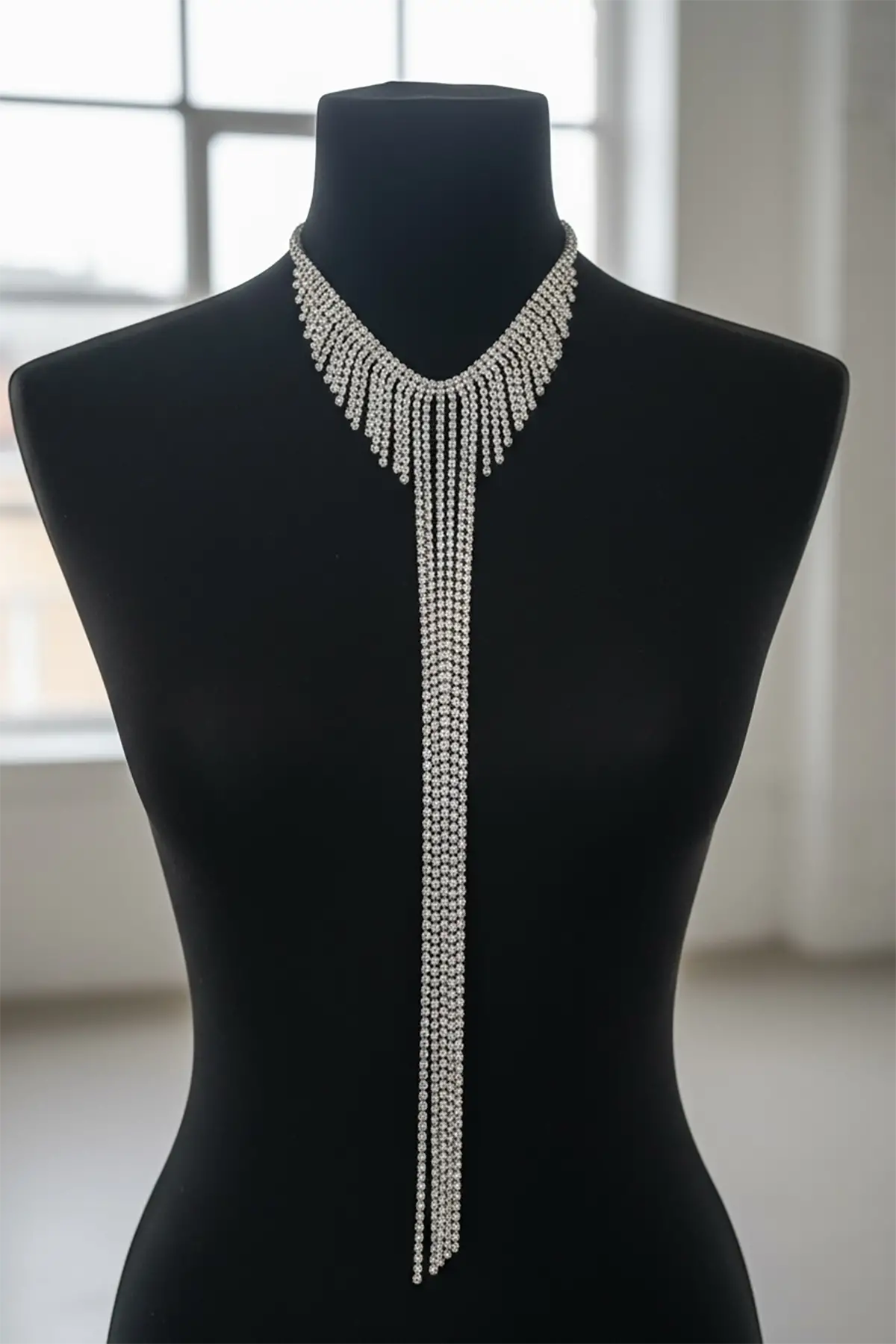 Gümüş Renk Taş Detaylı Tasarım Abiye Kolye