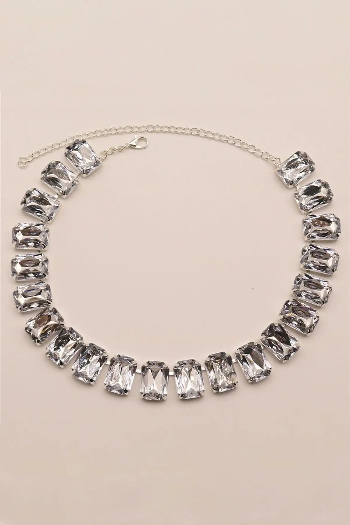 Gümüş Renk Taş Detaylı Tasarım Abiye Kolye