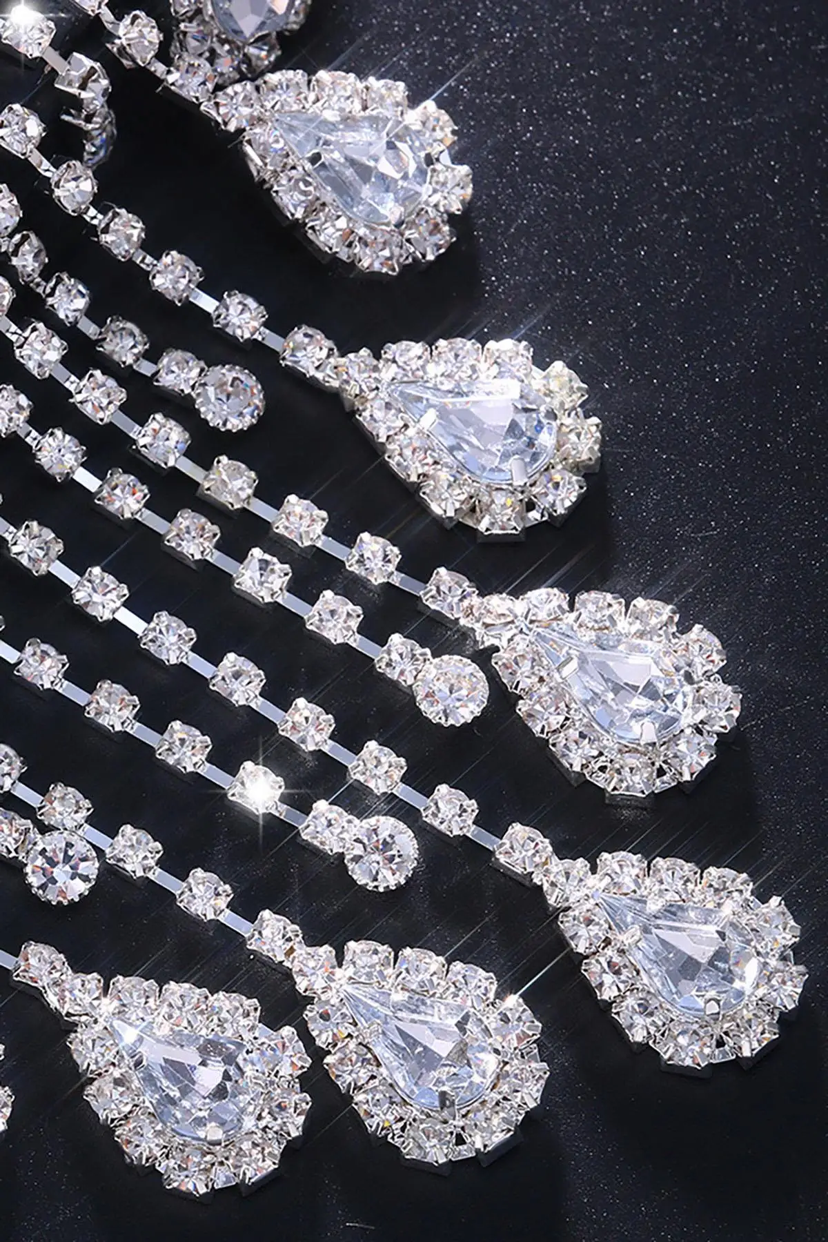 Gümüş Renk Taş Detaylı Tasarım Abiye Kolye