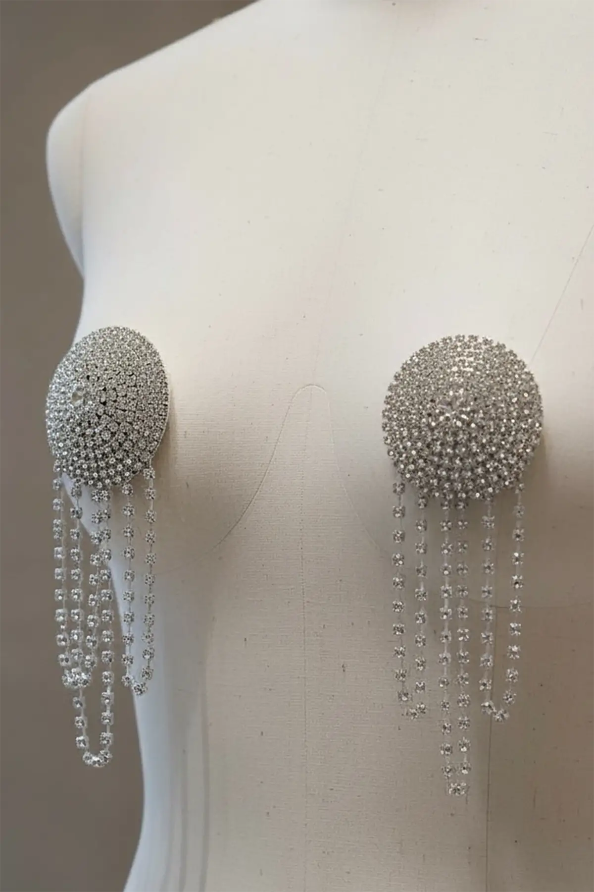 Gümüş Renk Taş Detaylı Tasarım Göğüs Ucu Aksesuar