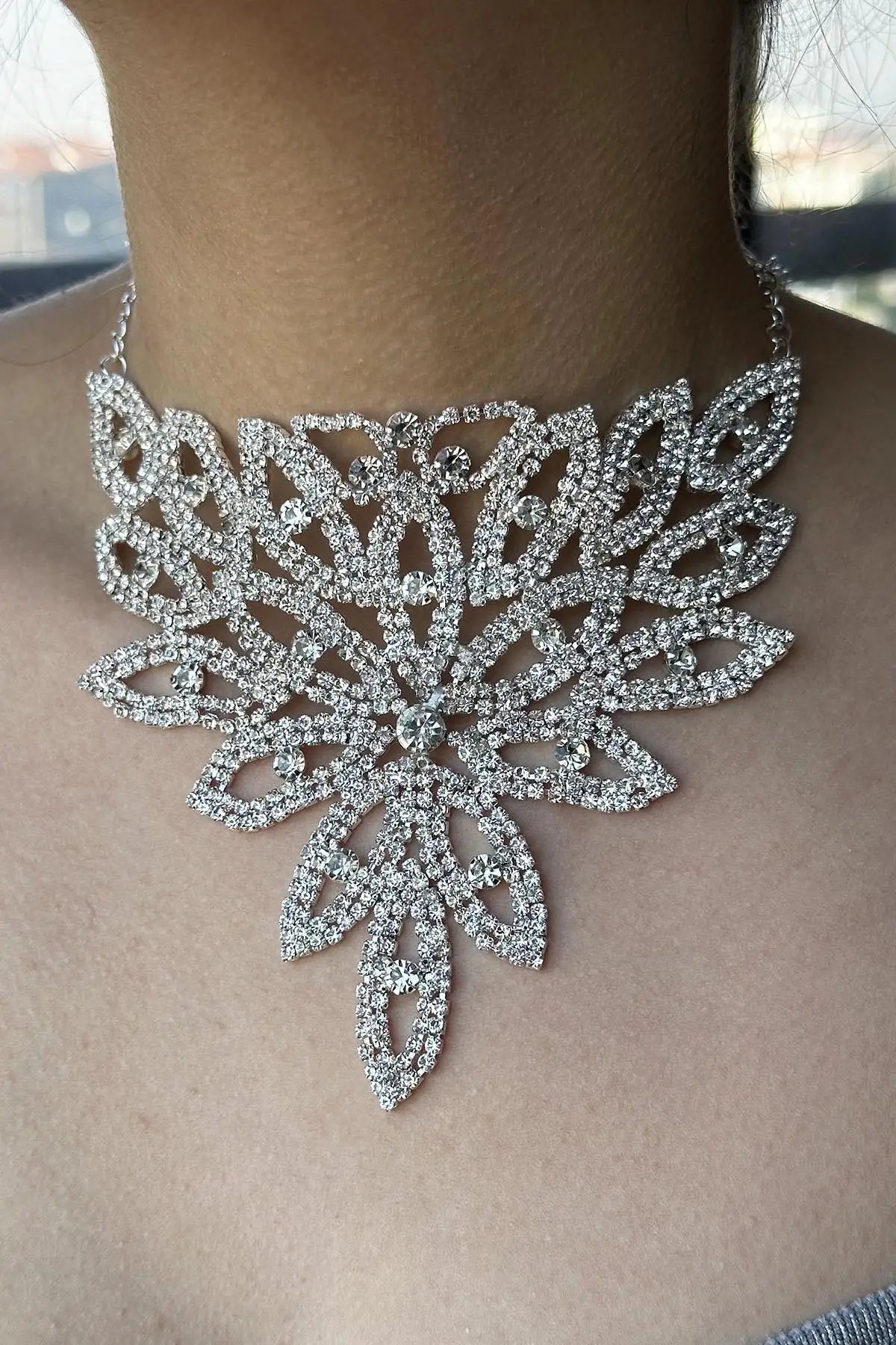 Gümüş Renk Taş Detaylı Tasarım Kolye