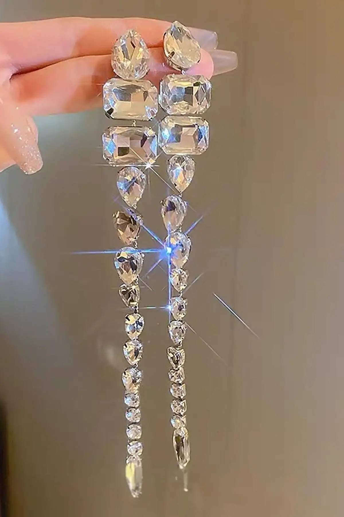 Gümüş Renk Taş Detaylı Tasarım Küpe (Çift)