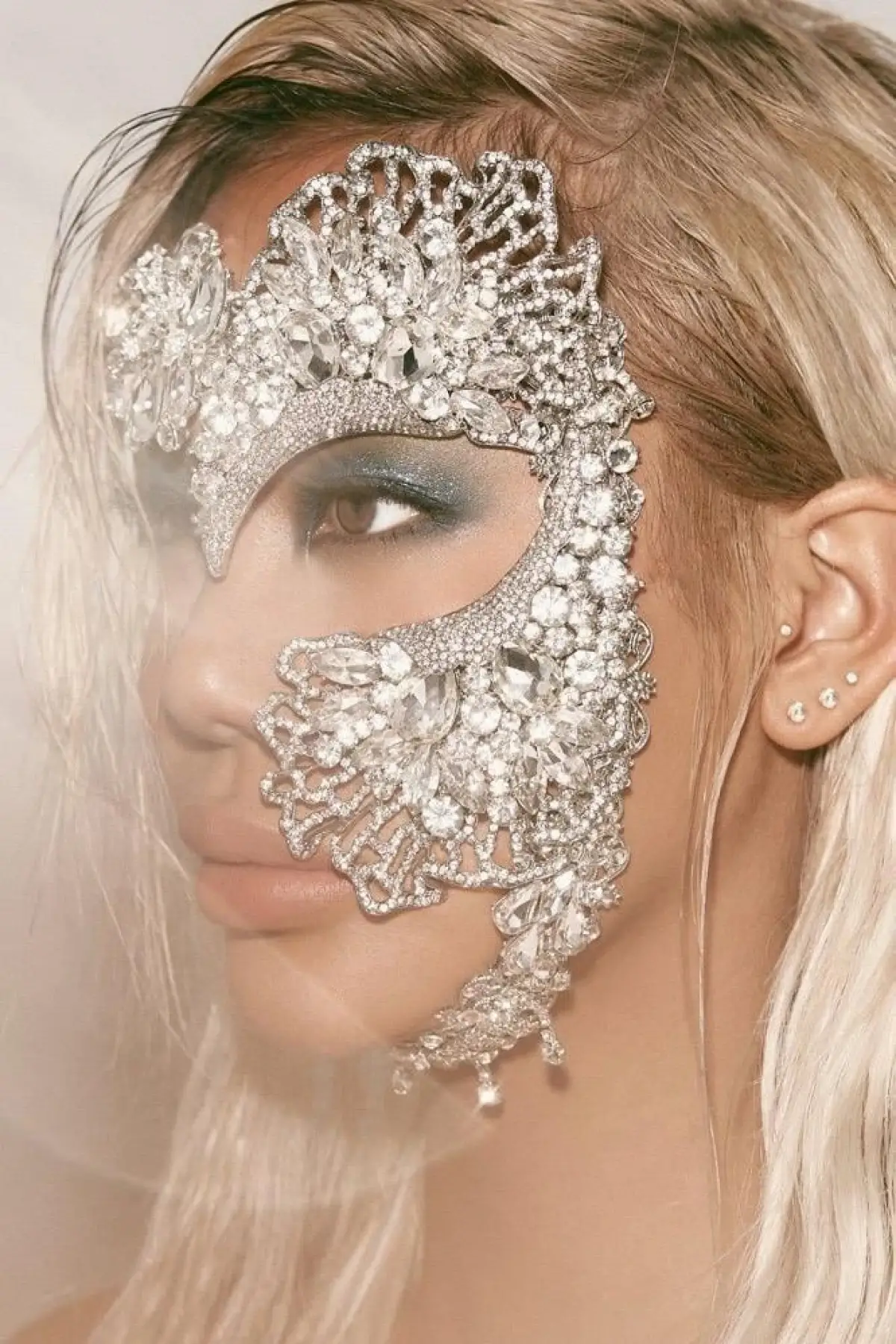 Gümüş Renk Taş Detaylı Tasarım Parti Maskesi