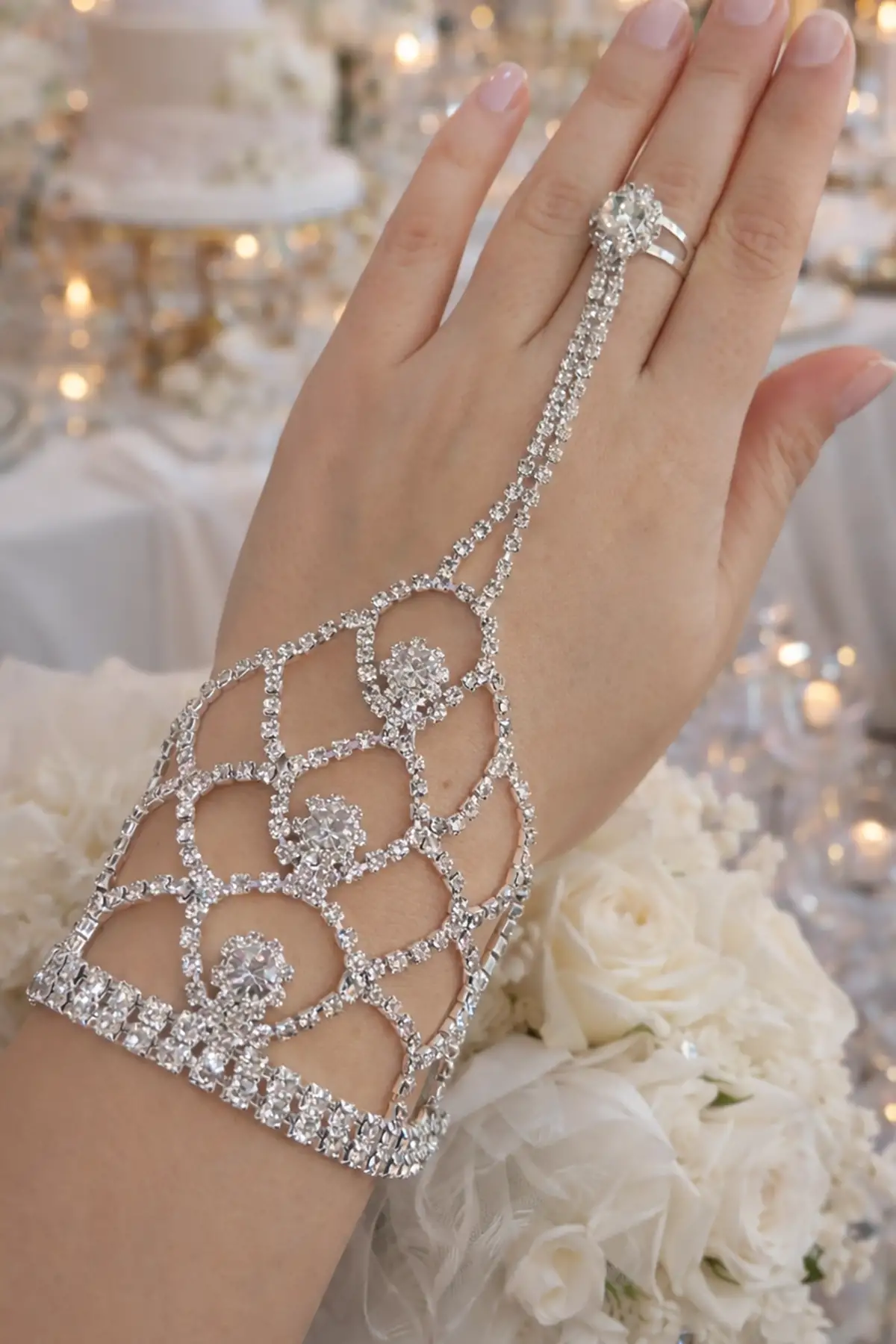 Gümüş Renk Taş Detaylı Tasarım Şahmeran