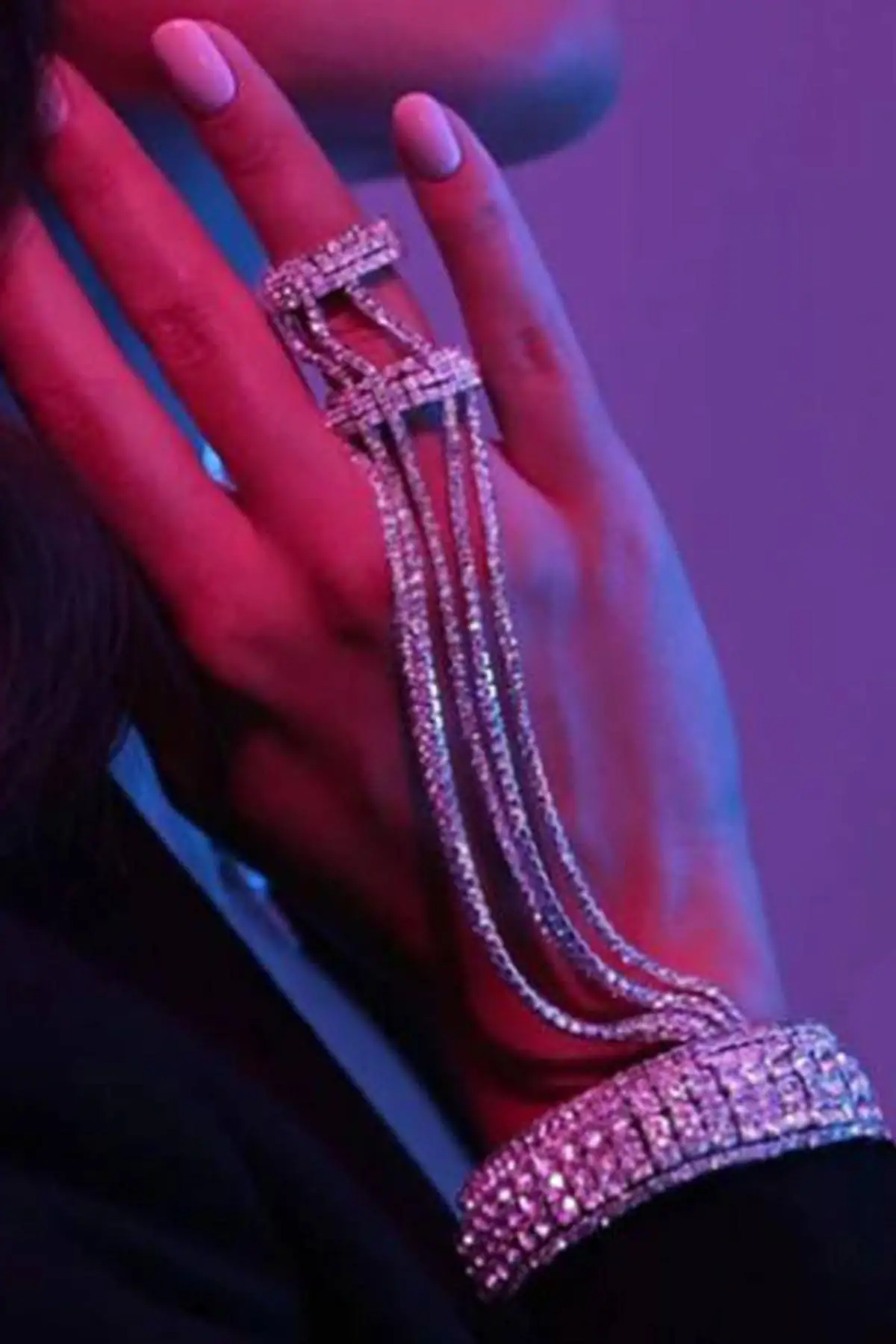 Gümüş Renk Taş Detaylı Tasarım Şahmeran