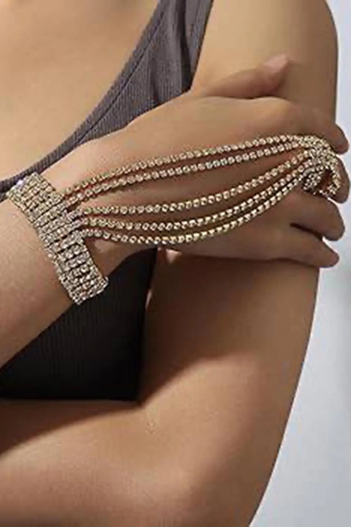 Gümüş Renk Taş Detaylı Tasarım Şahmeran