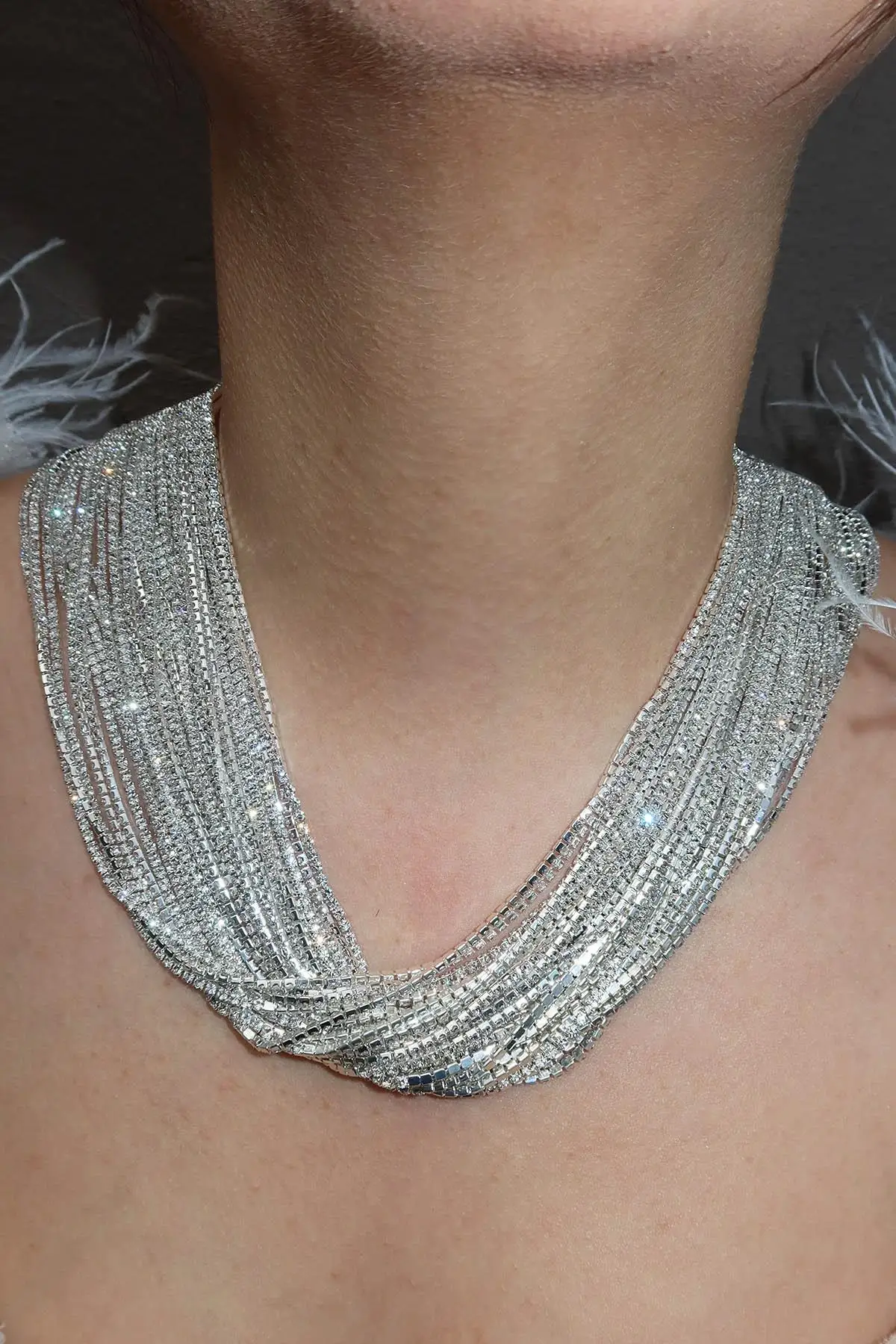 Gümüş Renk Taş Detaylı VİP Tasarım Kolye