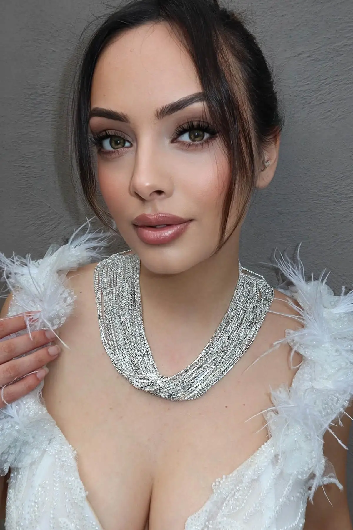 Gümüş Renk Taş Detaylı VİP Tasarım Kolye