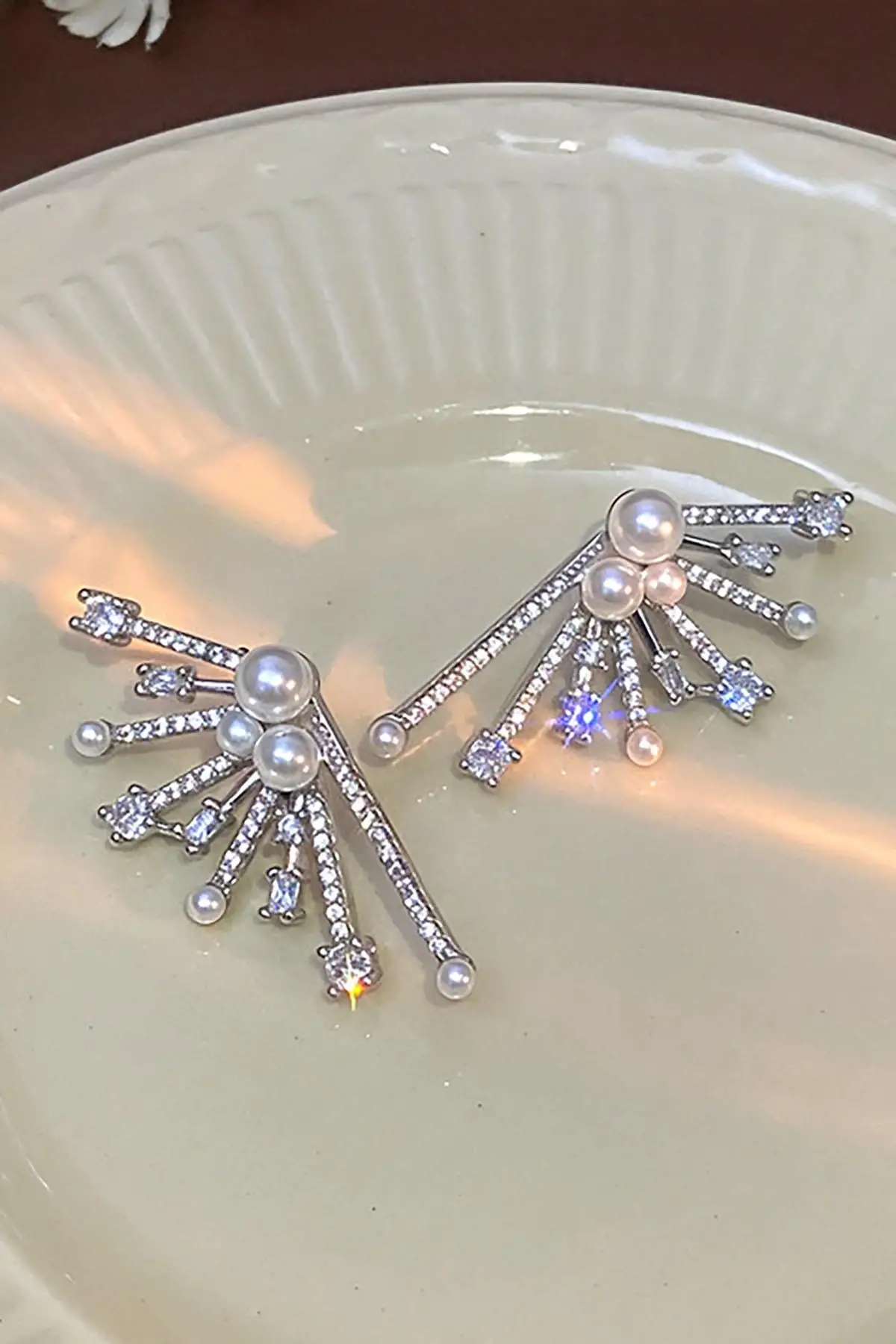 Gümüş Renk Taş Ve İnci Detaylı 14K Altın Kaplama Küpe (Çift)