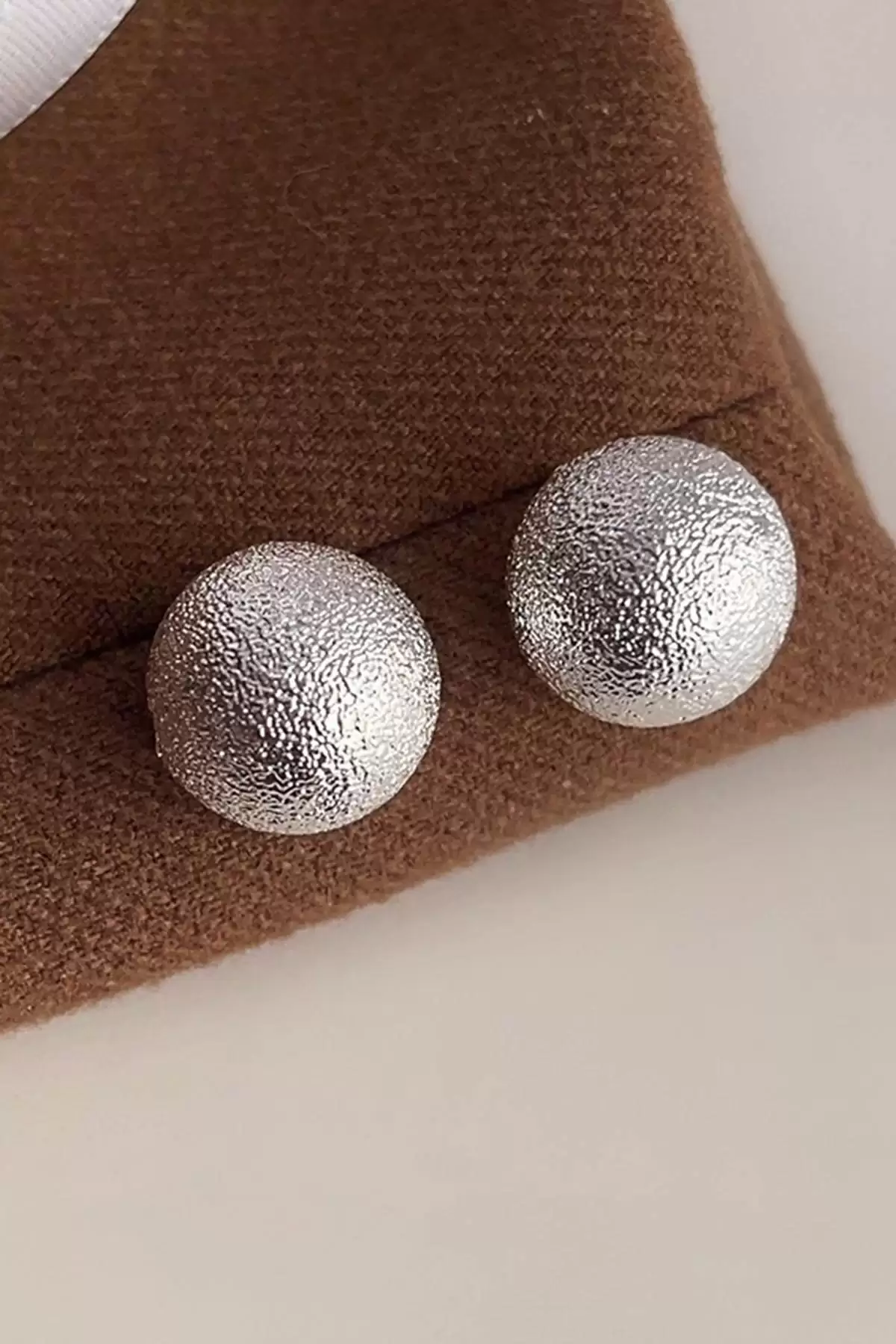 Gümüş Renk Top Detaylı Çelik Küpe (Çift)