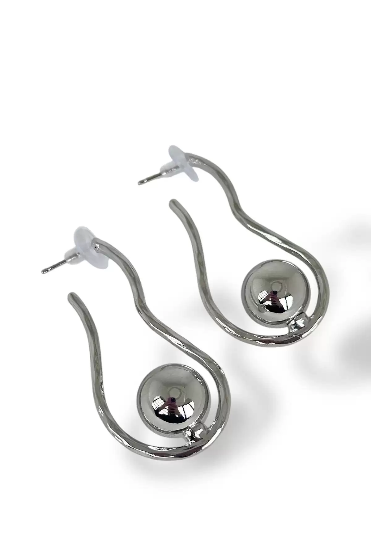 Gümüş Renk Top Detaylı Küpe (Çift)