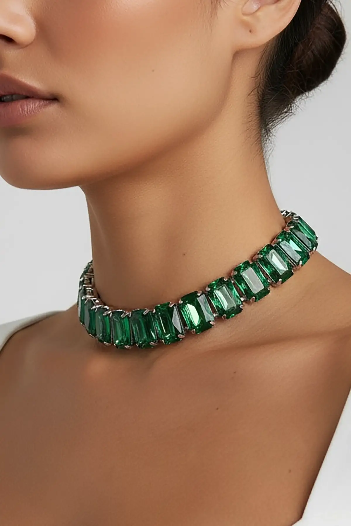 Gümüş Renk Yeşil Taş Detaylı Tasarım Abiye Kolye