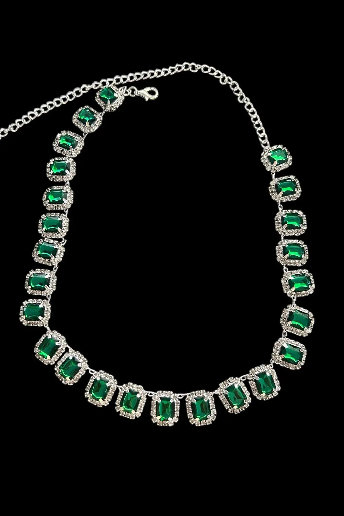 Gümüş Renk Yeşil Taş Detaylı Tasarım Abiye Kolye