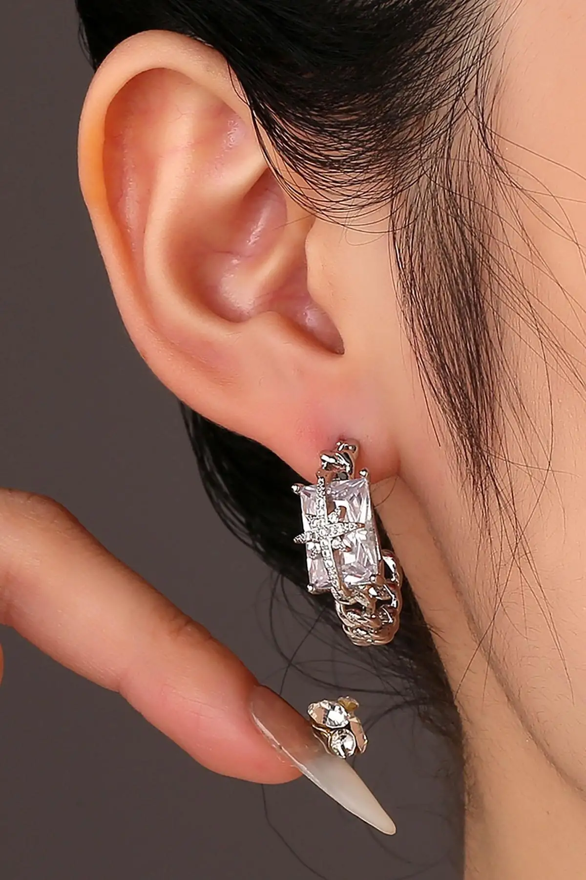 Gümüş Renk Yıldız Figürlü Taş Detaylı 14K Altın Kaplama Küpe (Çift)