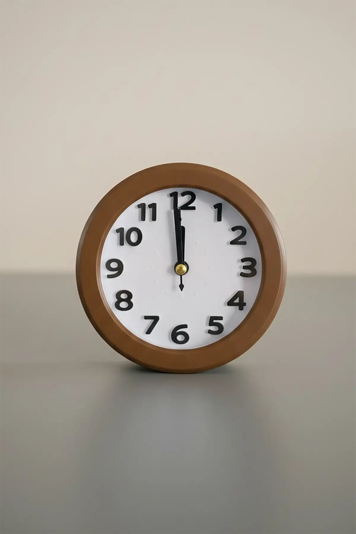 Kahve Renk Mini Dekoratif Alarmlı Yuvarlak Masa Saati