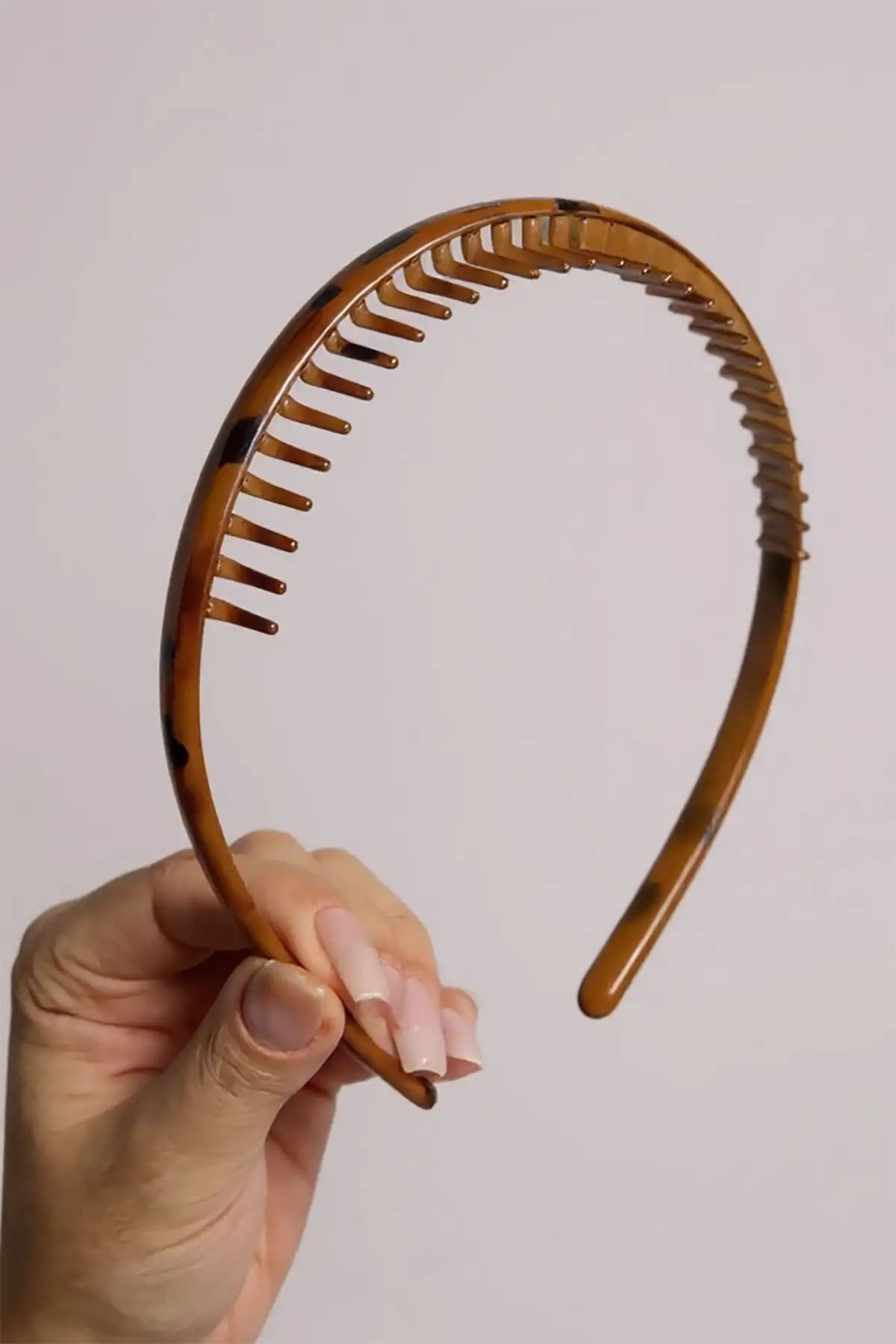 Kahve Renk Tarak Detaylı Taç