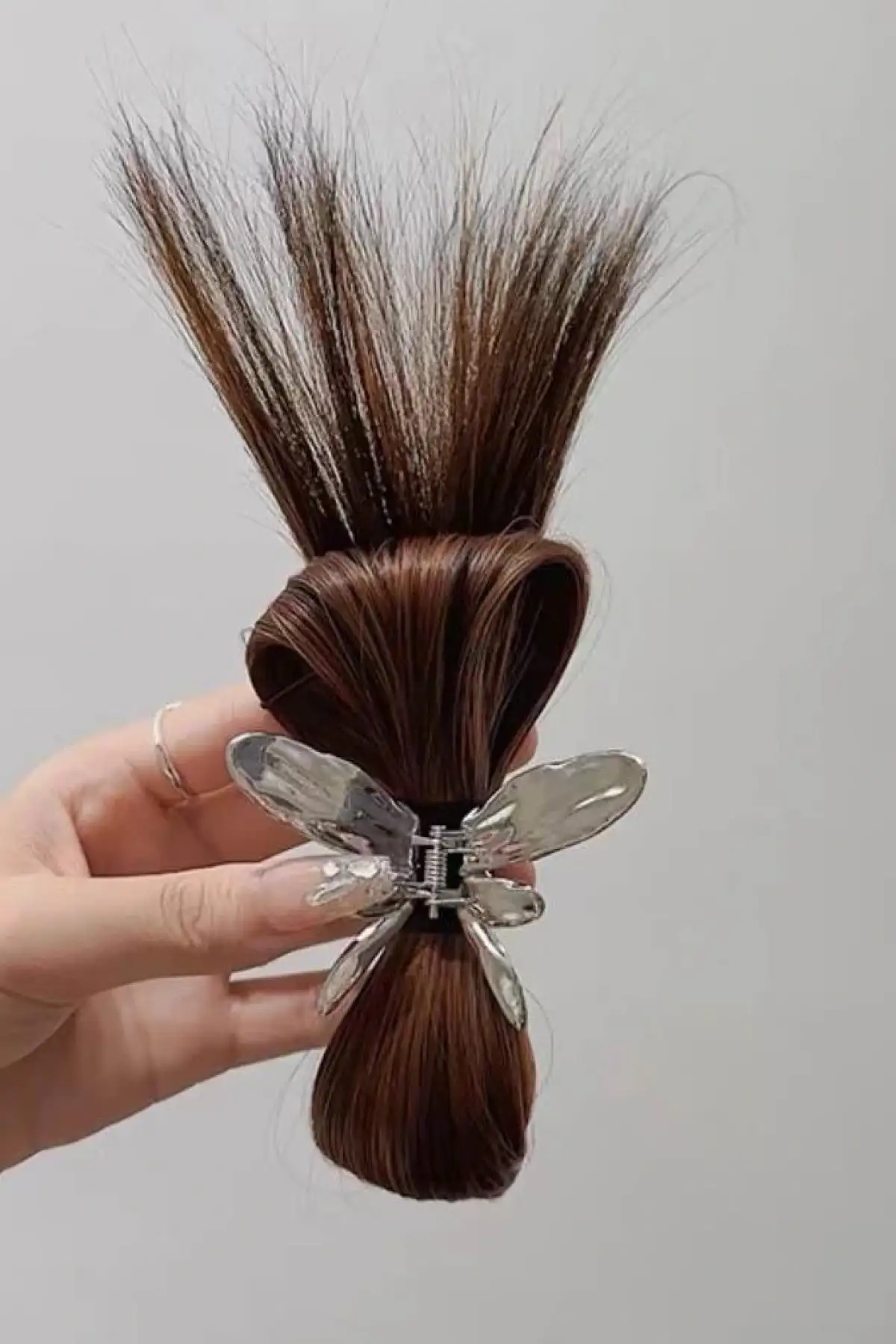 Kahverengi Dağınık Topuz Efektli Saç Eklentisi Kelebek Figürlü Mandal Toka