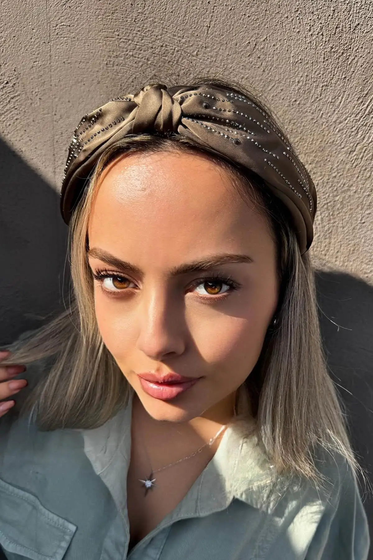 Kahverengi Düğüm Detaylı Taşlı Taç