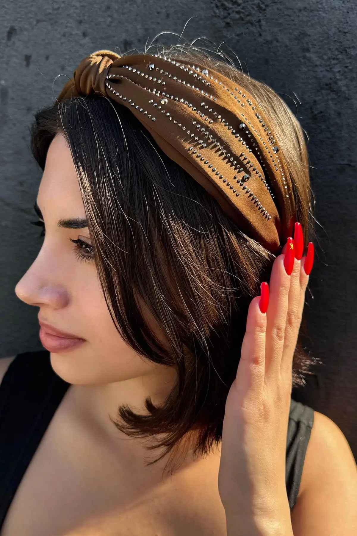 Kahverengi Düğüm Detaylı Taşlı Taç