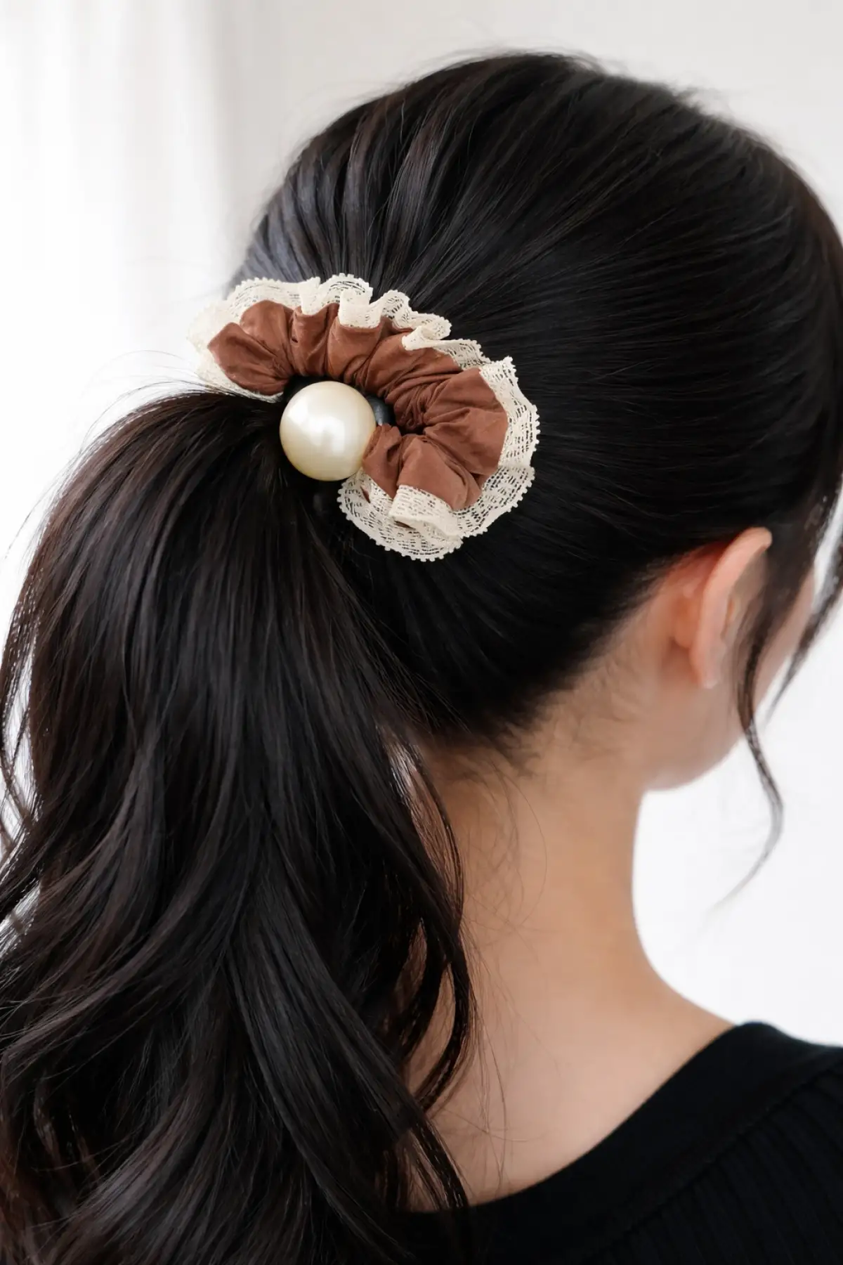 Kahverengi İnci Detaylı Lastik Toka