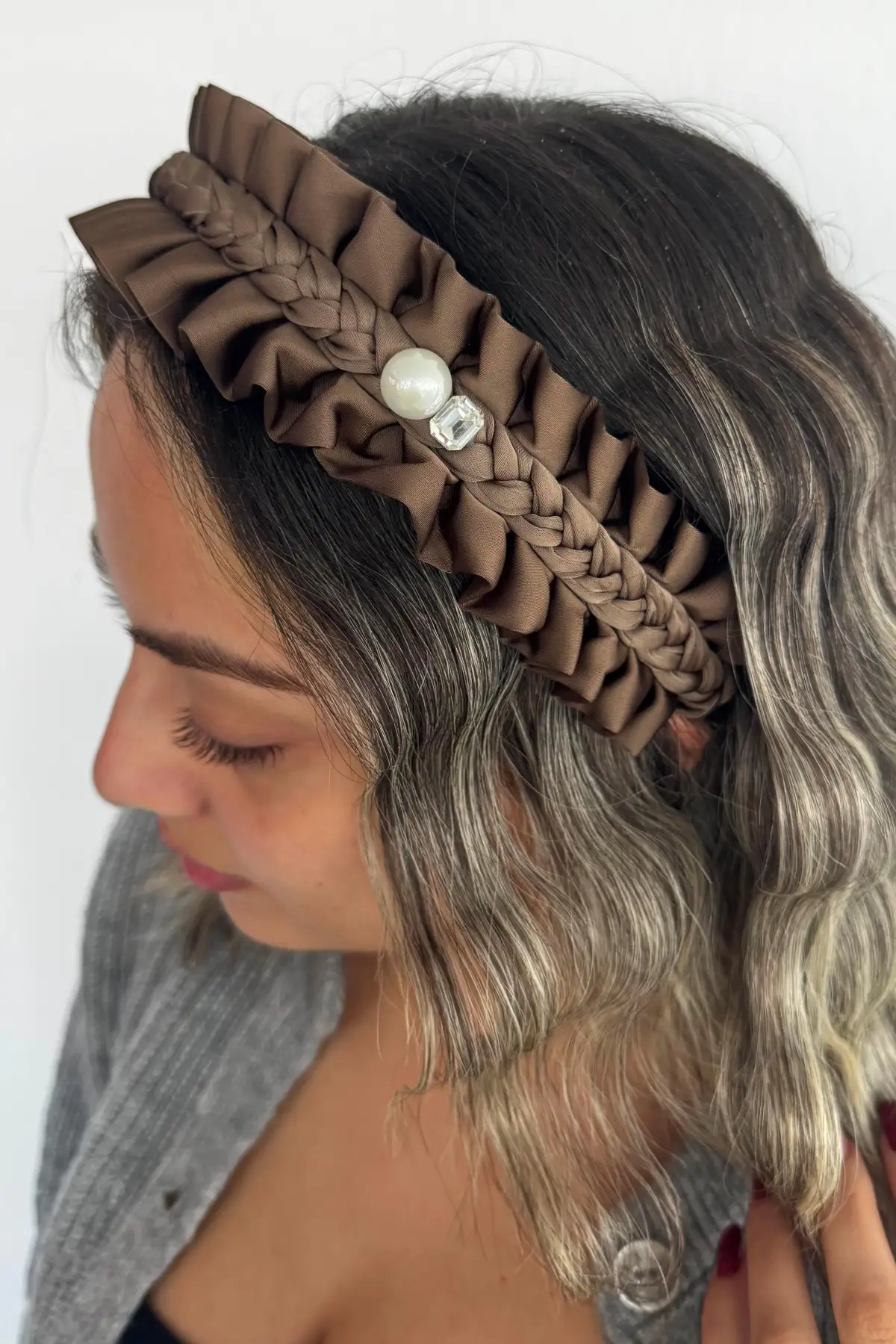 Kahverengi Taş Detaylı Büzgülü Taç
