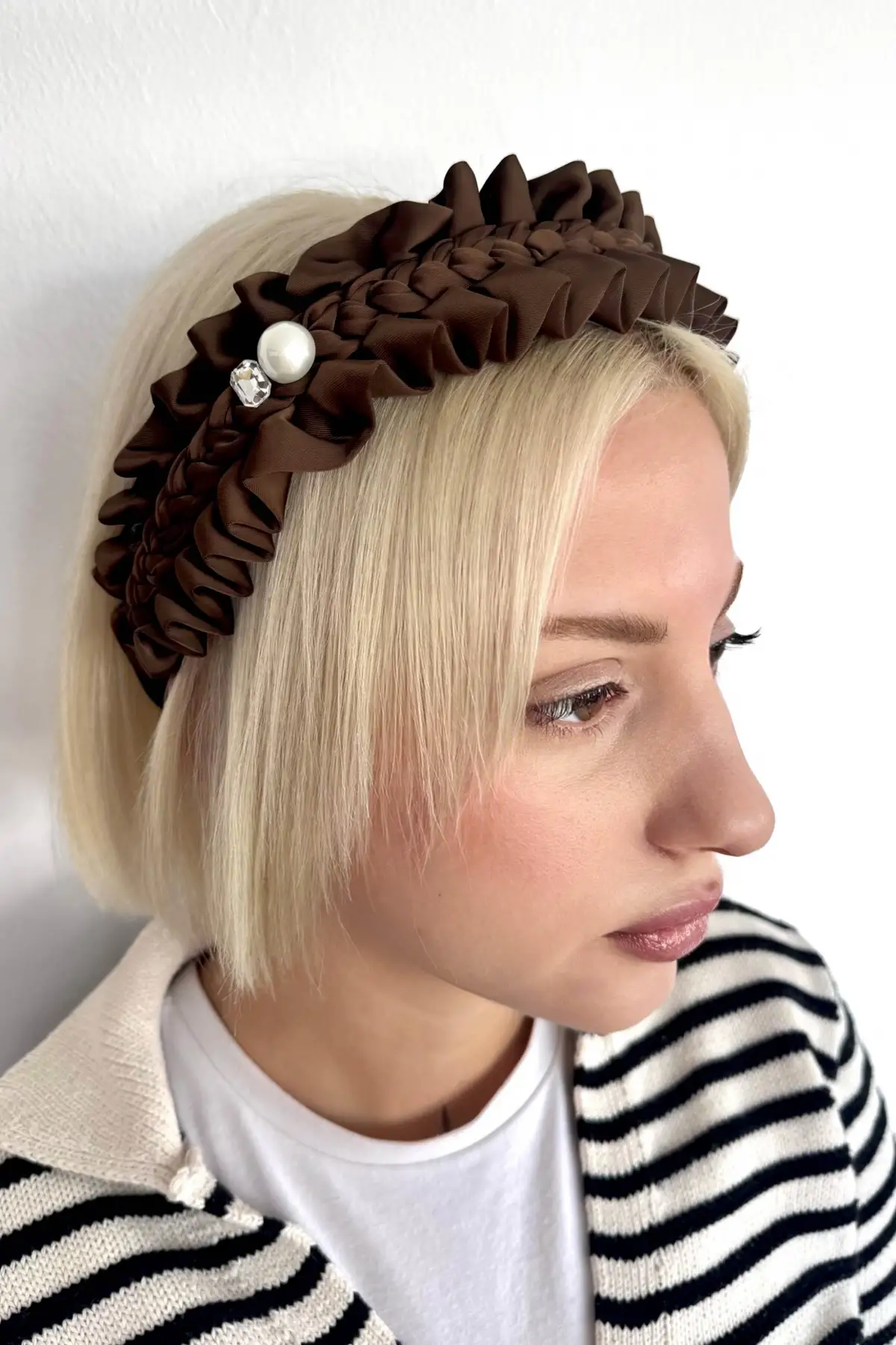 Kahverengi Taş Detaylı Büzgülü Taç