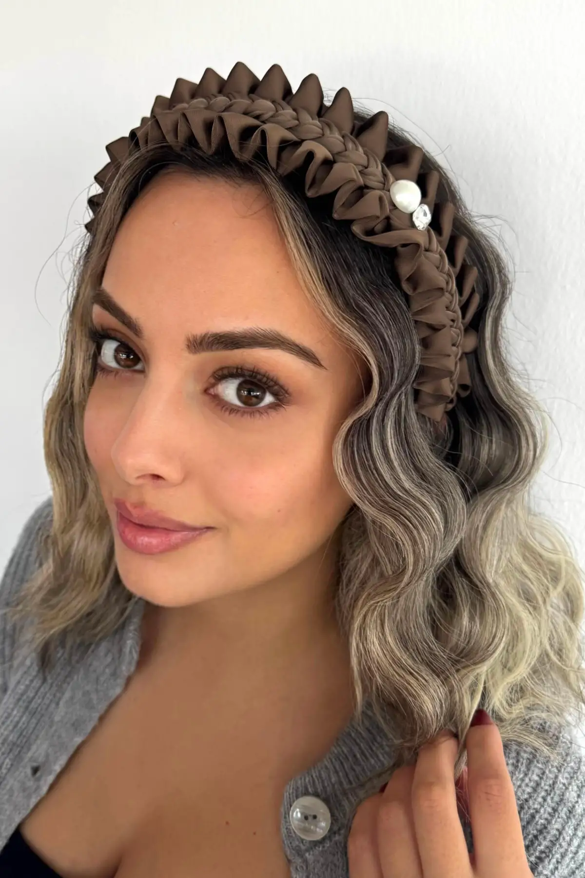 Kahverengi Taş Detaylı Büzgülü Taç