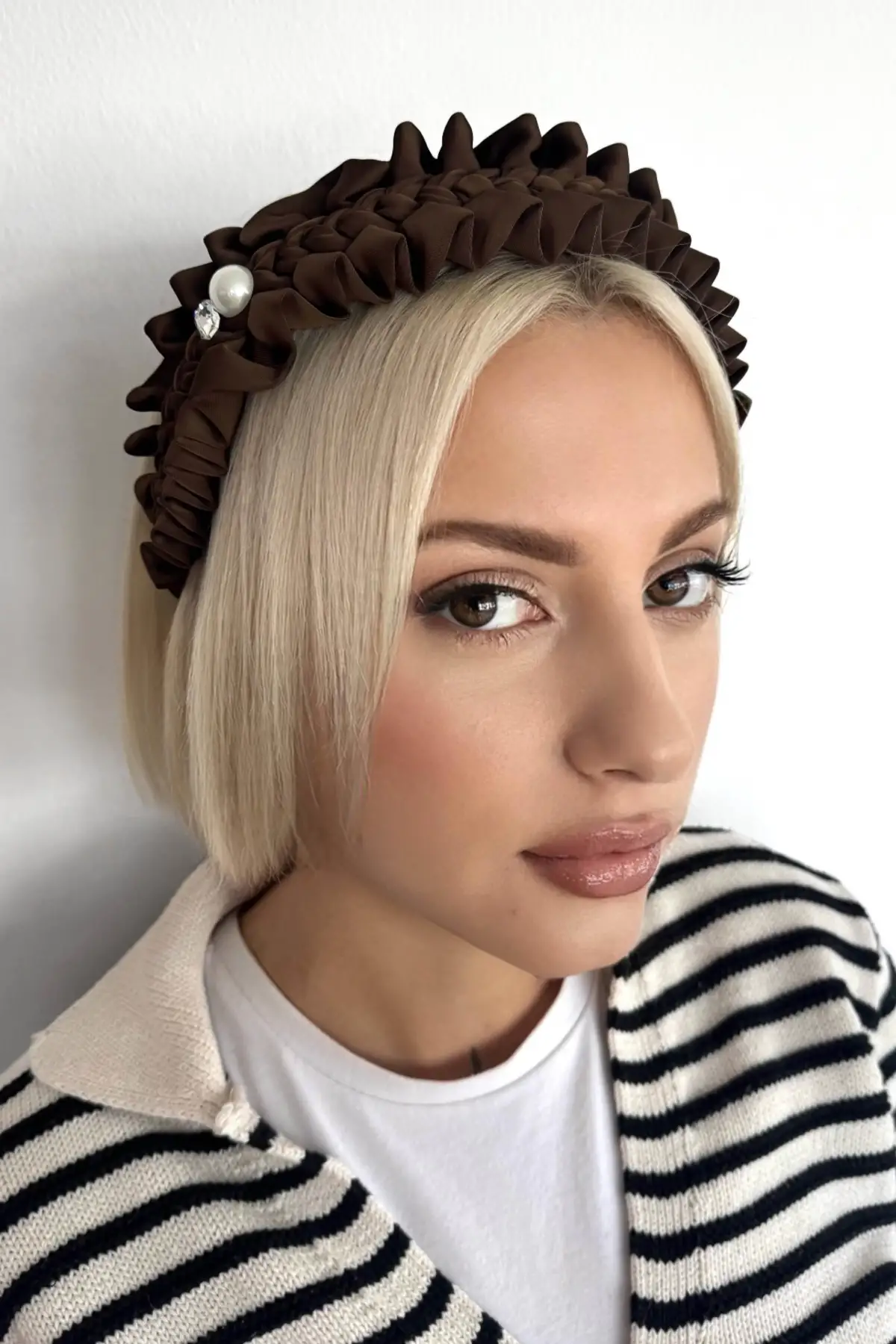 Kahverengi Taş Detaylı Büzgülü Taç