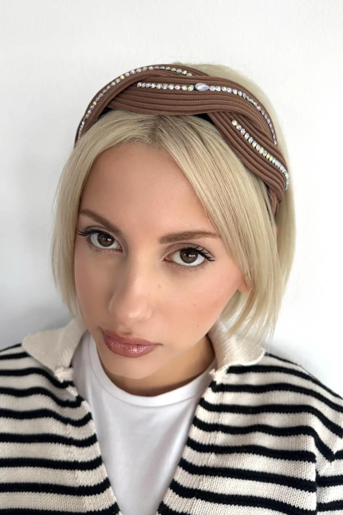 Kahverengi Taş Detaylı Taç