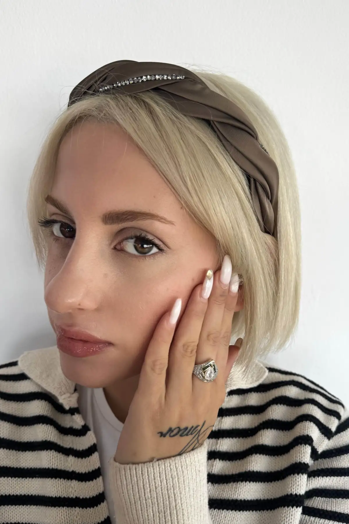 Kahverengi Taş Detaylı Taç