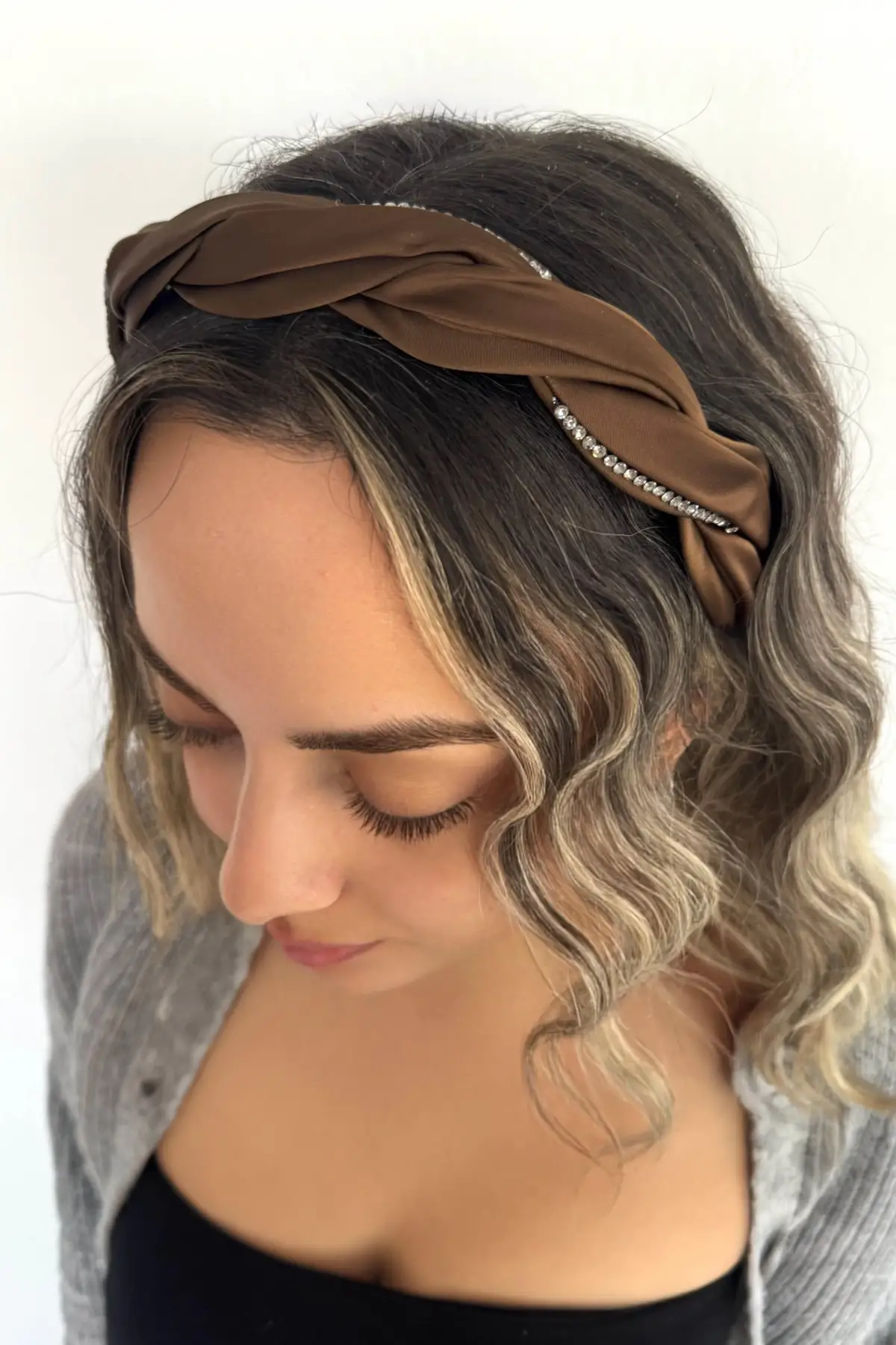 Kahverengi Taş Detaylı Taç