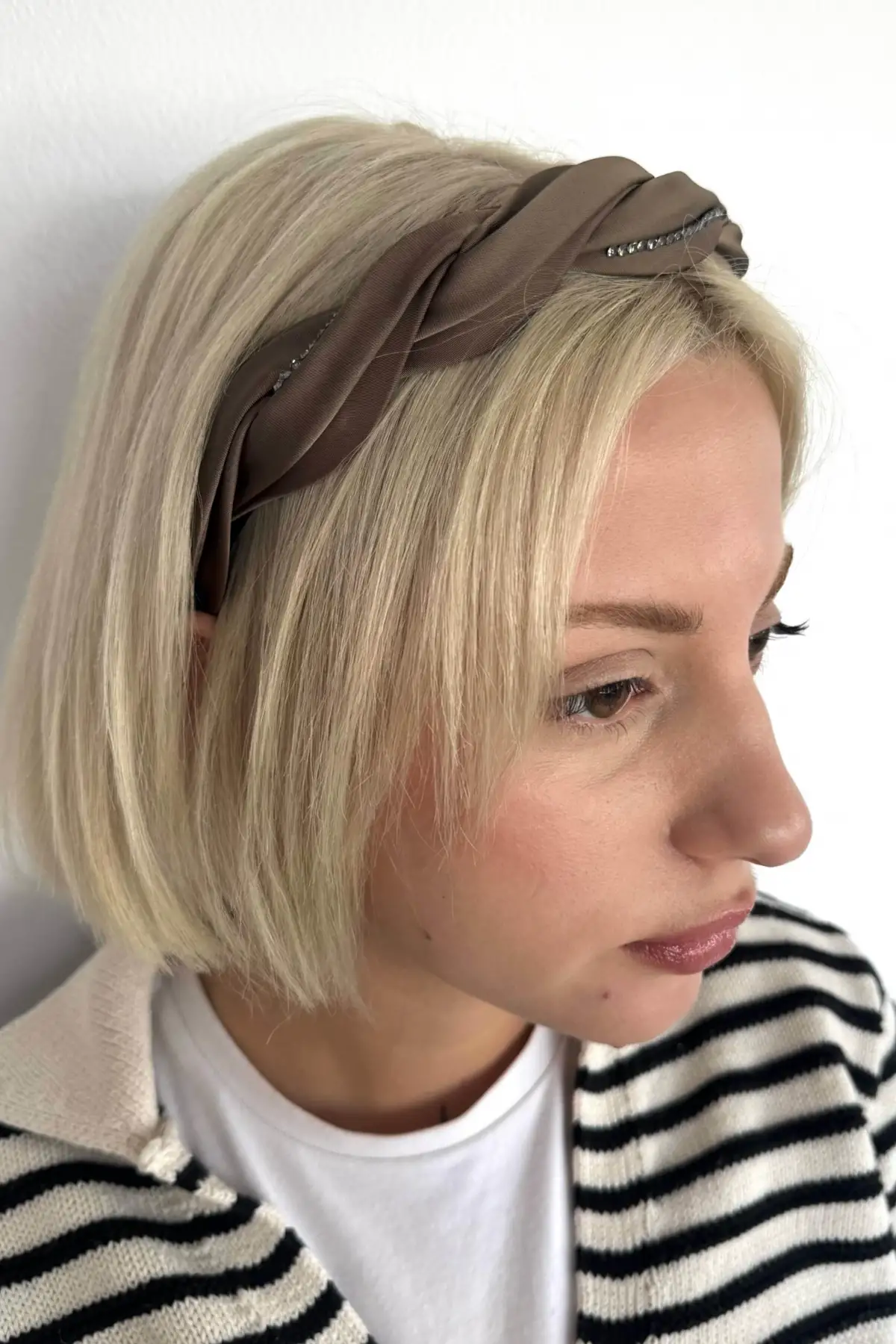 Kahverengi Taş Detaylı Taç