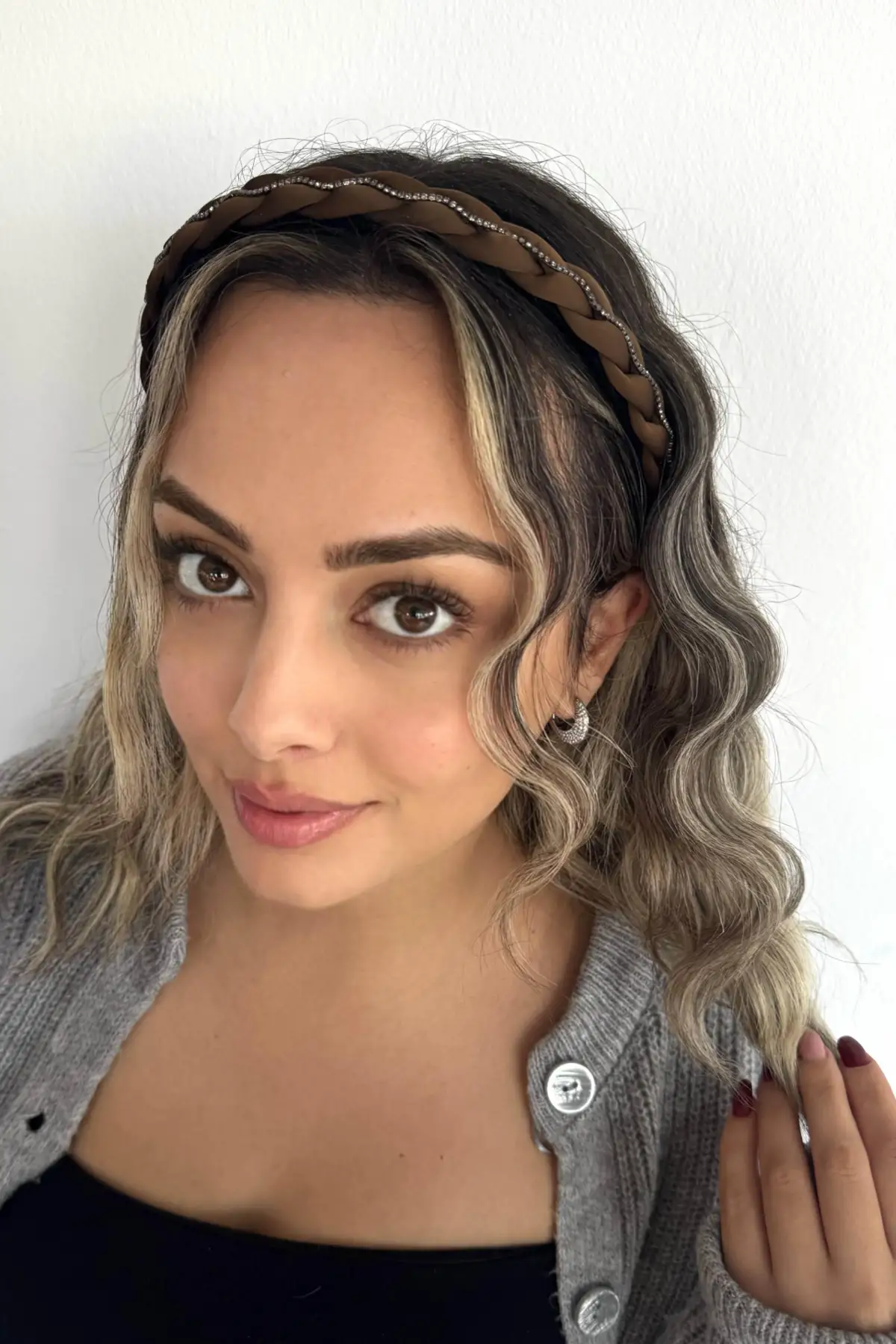 Kahverengi Taş Detaylı Taç