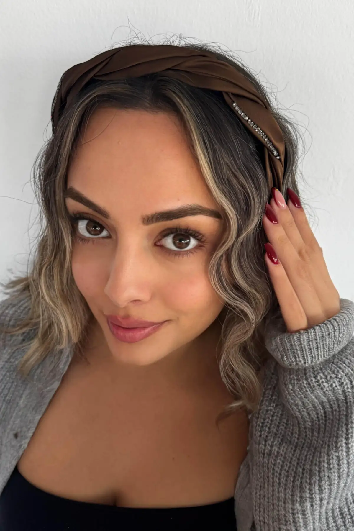 Kahverengi Taş Detaylı Taç