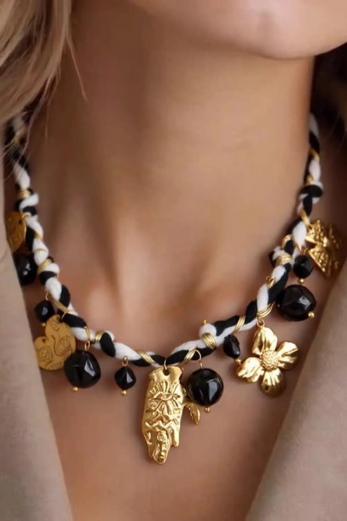 Karışık Renk Charmlı Tasarım Kolye