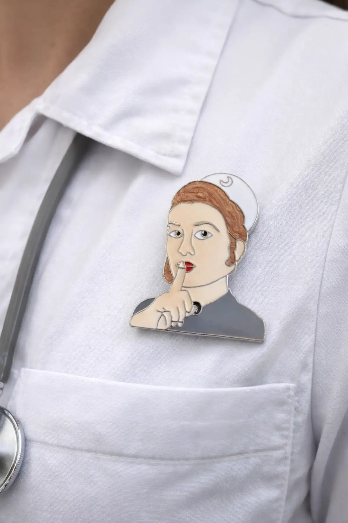 Karışık Renk Hemşire Figürlü Broş