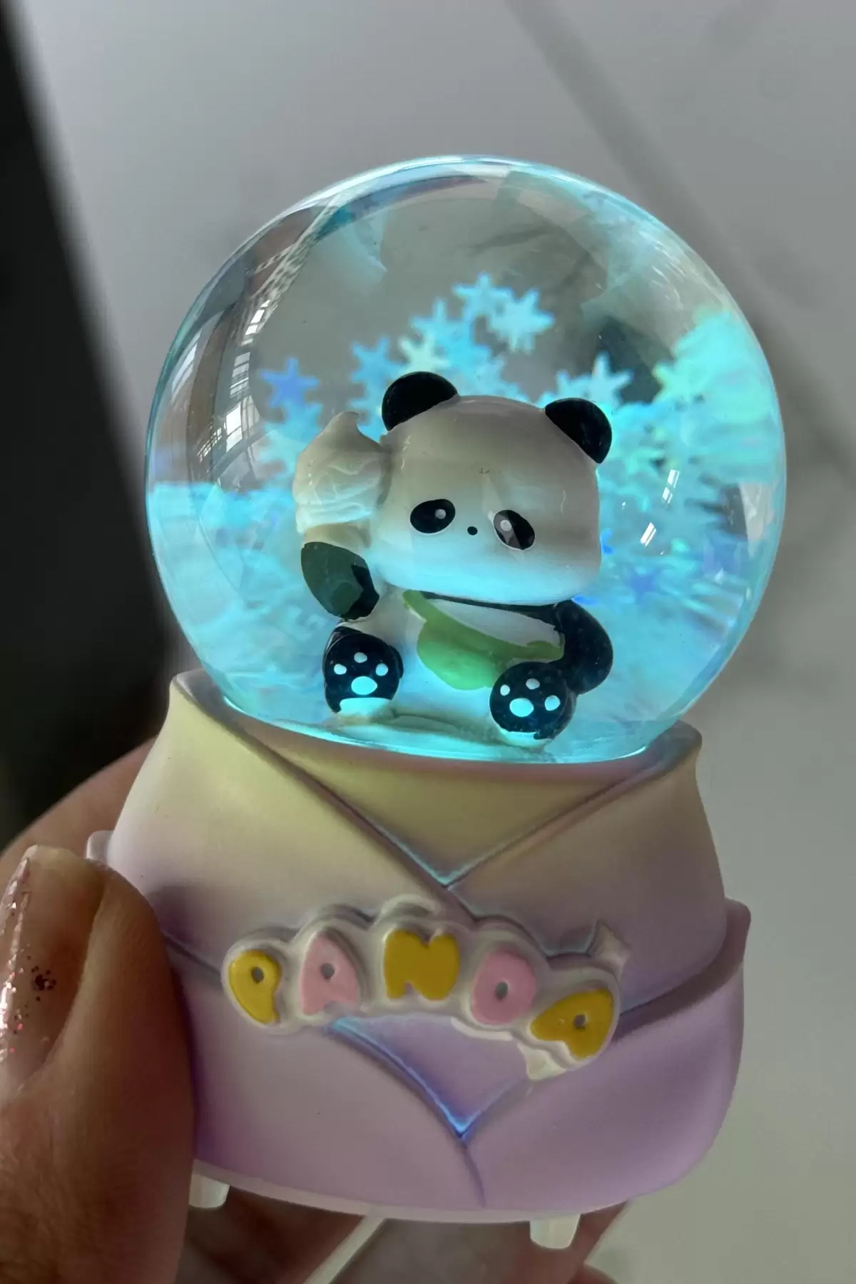 Karışık Renk Panda Figürlü Işıklı Mini Kar Küresi