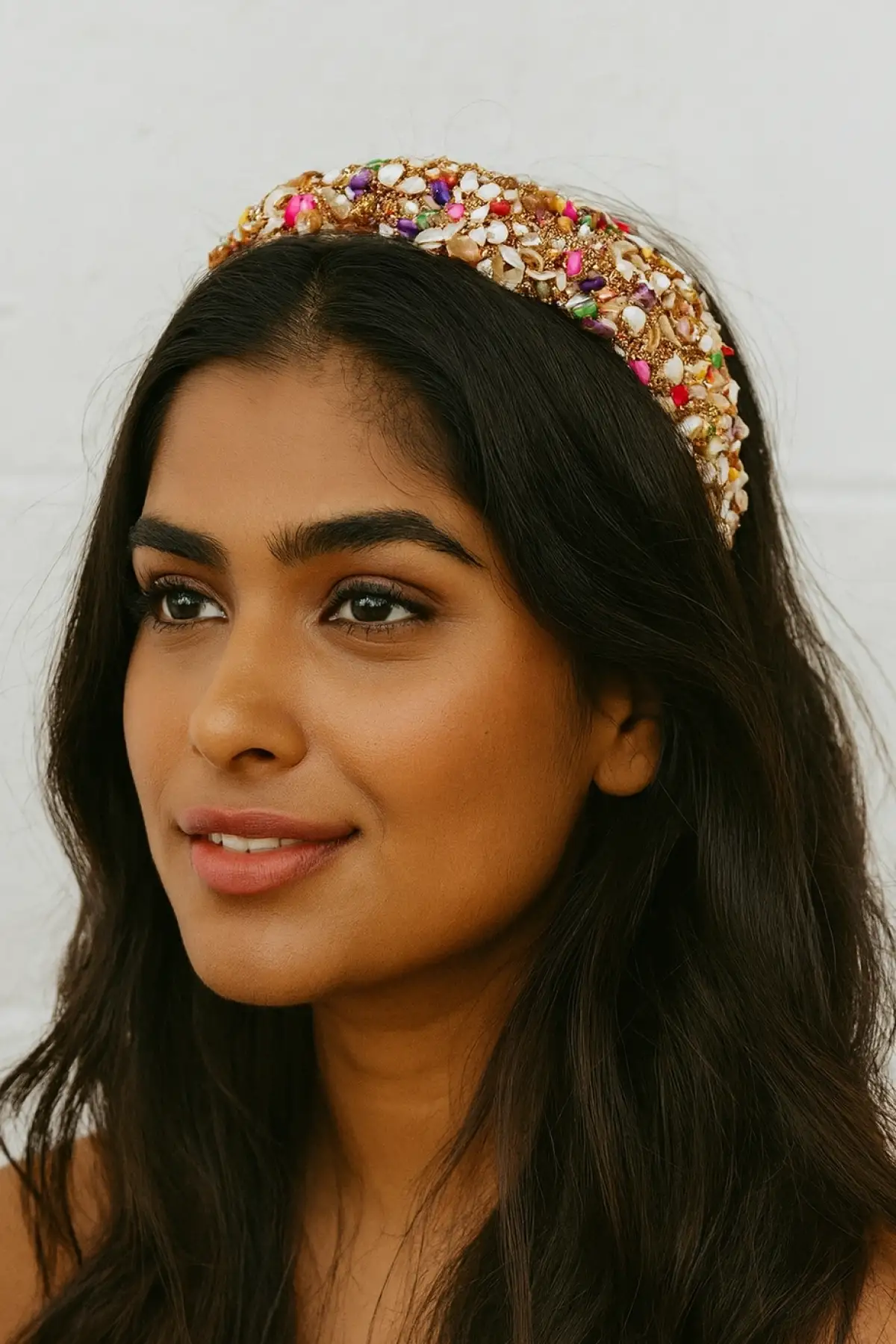 Karışık Renk Taş Detaylı Tasarım Taç