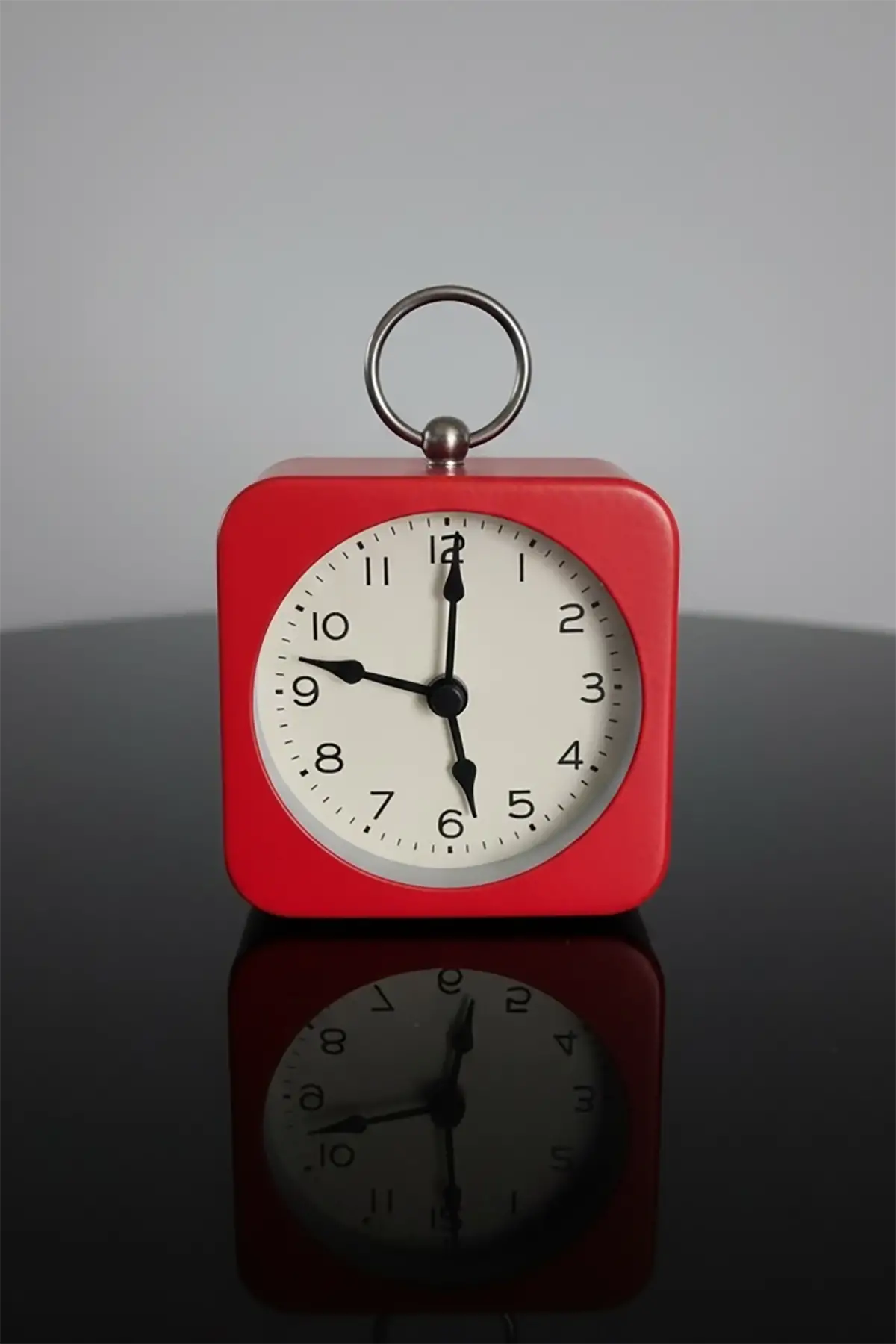 Kırmızı Renk Dekoratif Işıklı Alarmlı Masa Saati