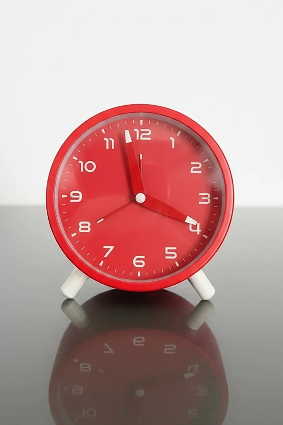 Kırmızı Renk Dekoratif Işıklı Alarmlı Masa Saati