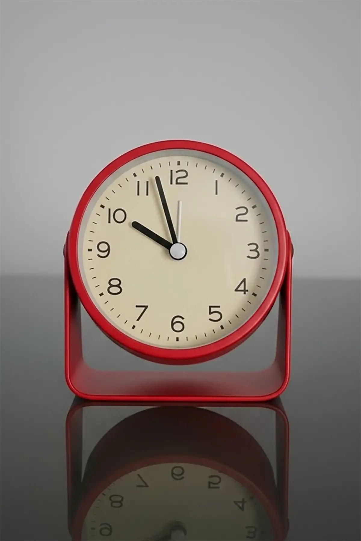 Kırmızı Renk Mini Dekoratif Alarmlı Yuvarlak Masa Saati