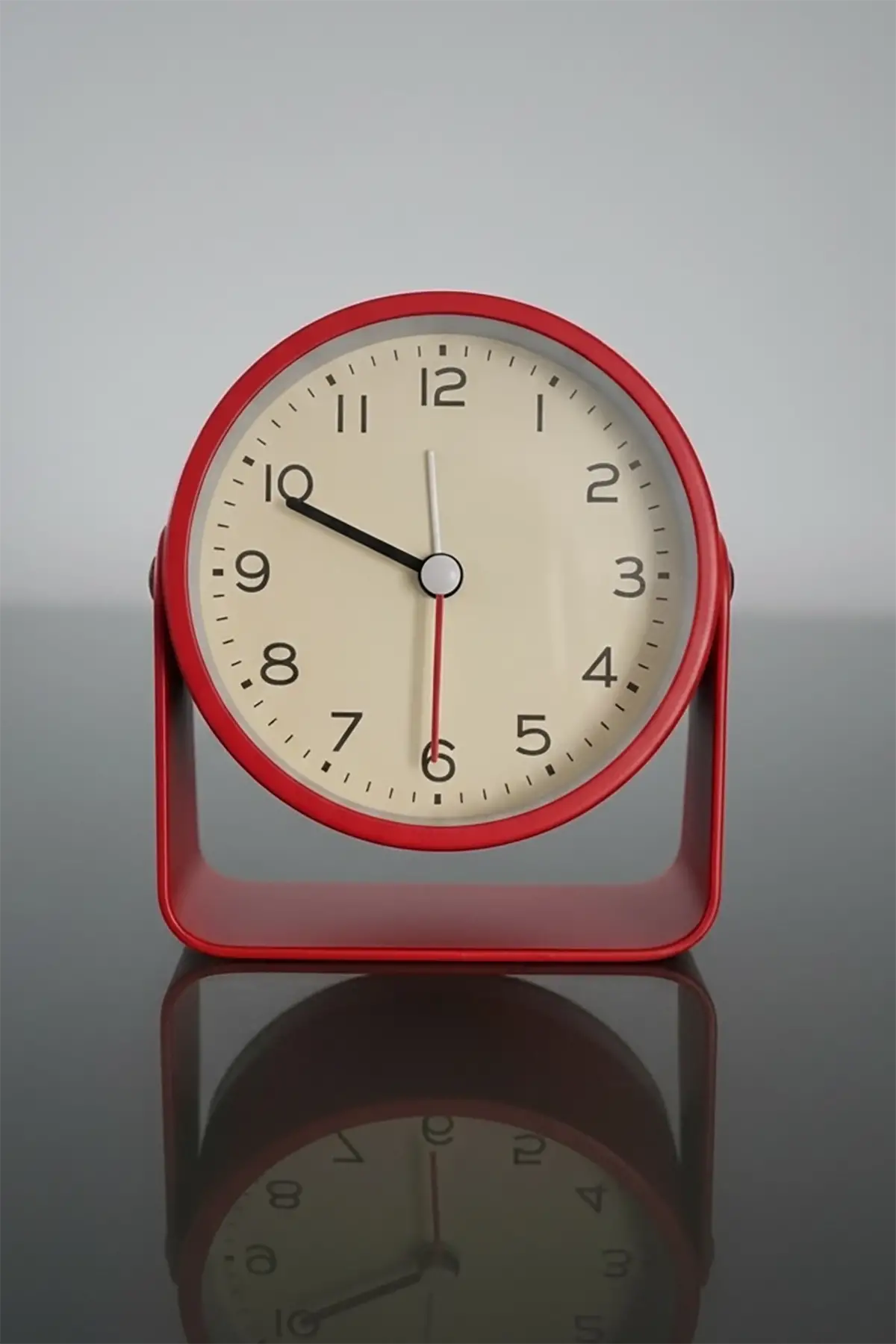 Kırmızı Renk Mini Dekoratif Alarmlı Yuvarlak Masa Saati