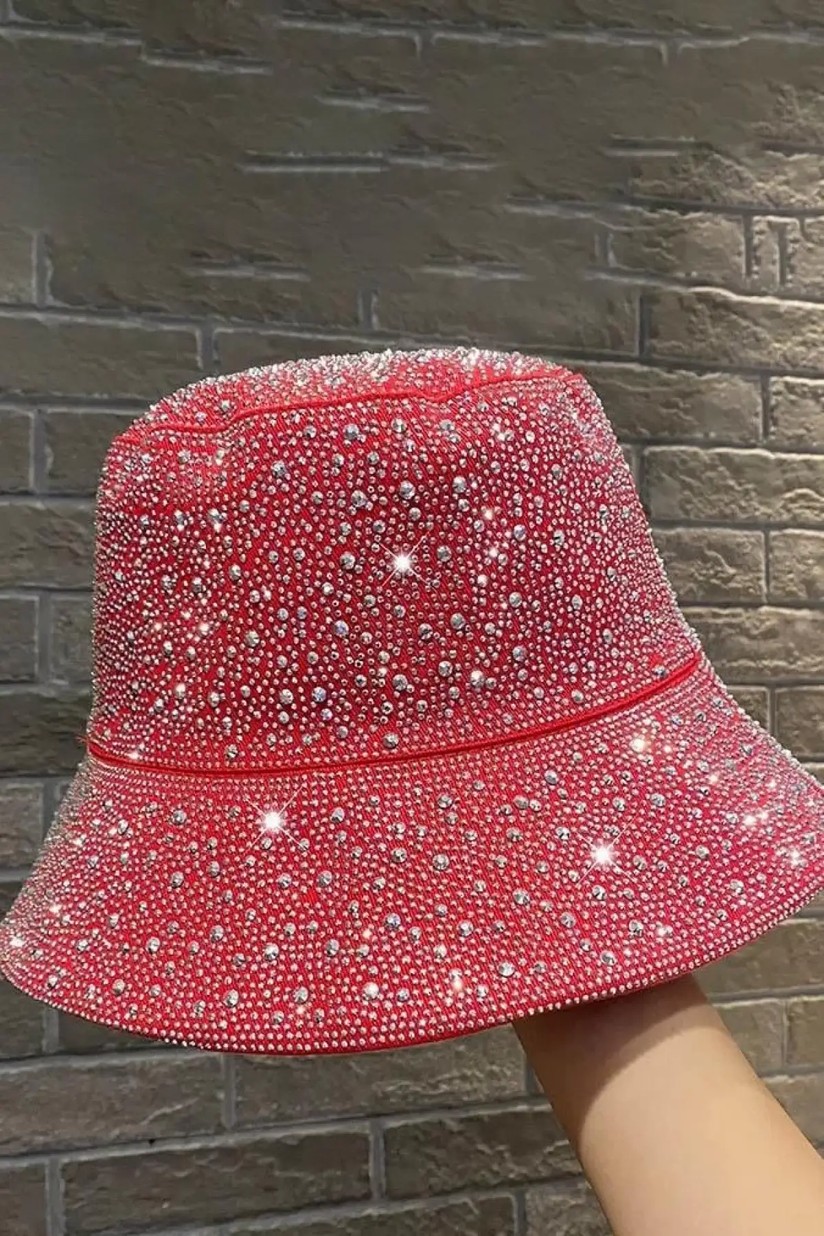 Kırmızı Renk Taş Detaylı Tasarım Şapka