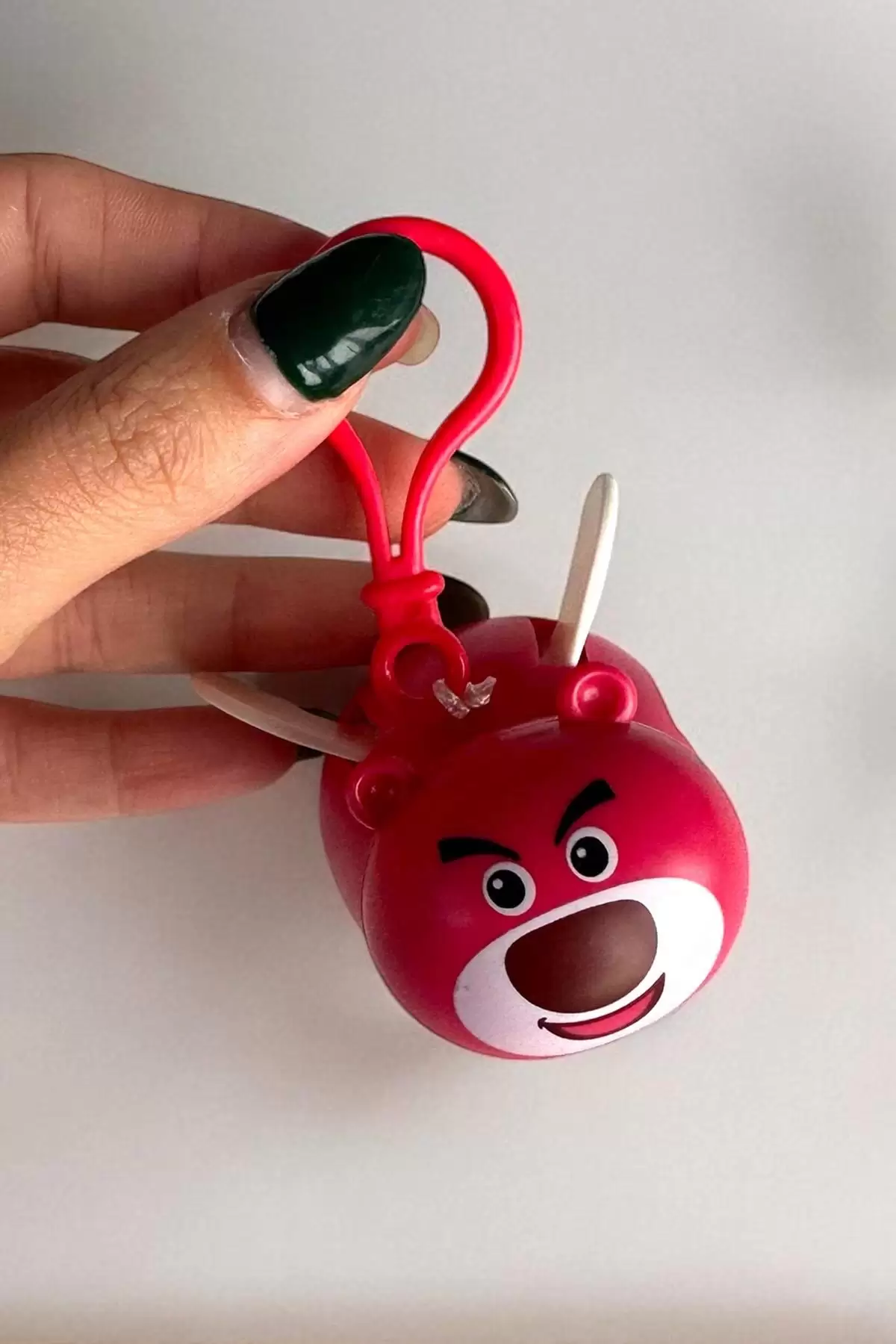 Koyu Pembe Renk Kanatları Oynayan Ayı Figürlü Anahtarlık