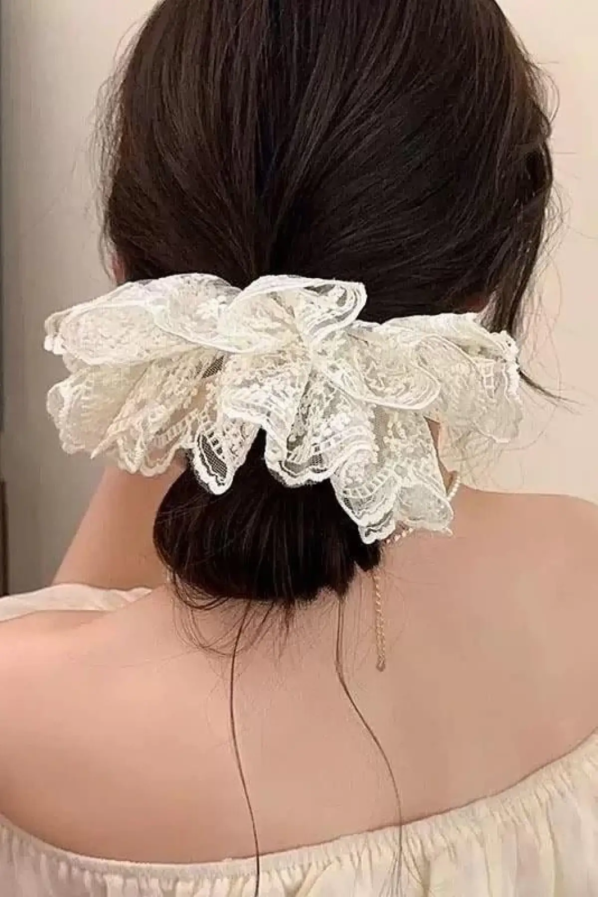 Krem Renk Dantel Detaylı Simit Toka