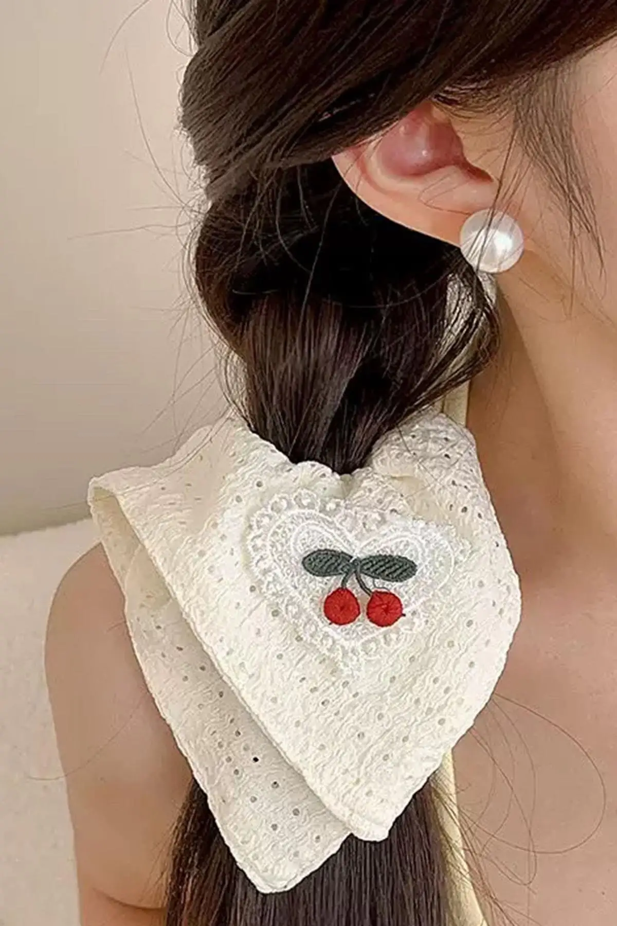 Krem Renk Kiraz Figürlü Simit Toka