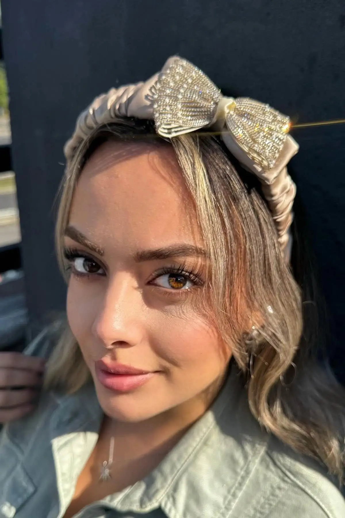 Krem Renk Kurdele Detaylı Taç