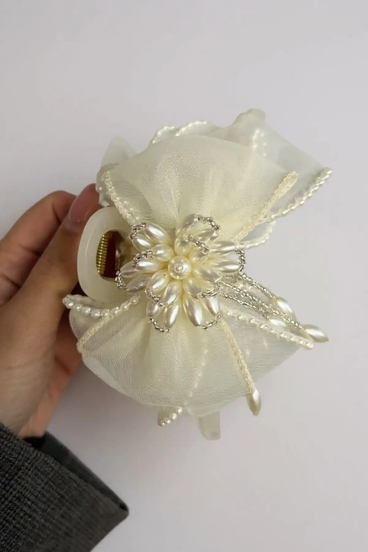 Krem Renk Kurdele Figürlü İnci Detaylı Mandal Toka