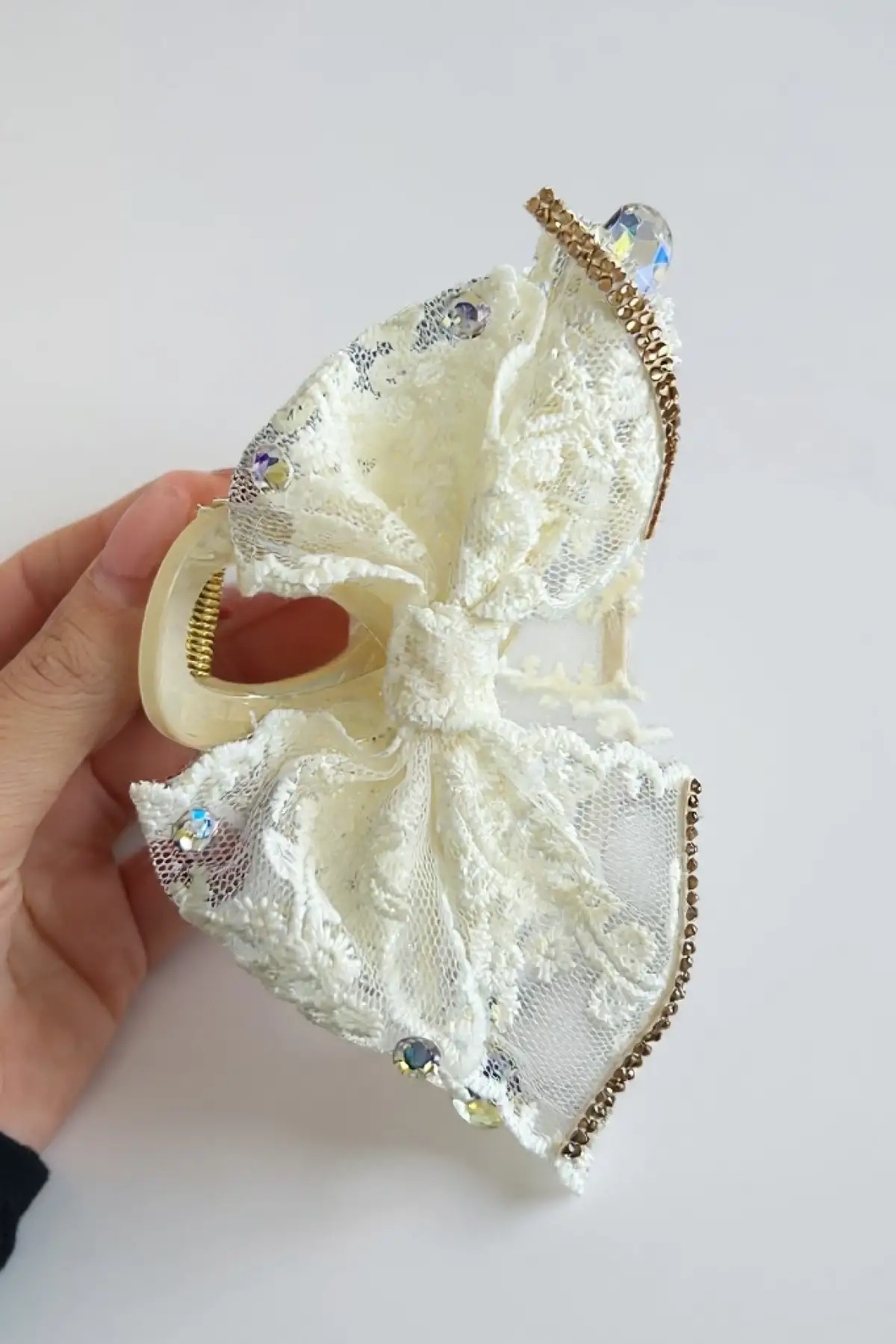 Krem Renk Kurdele Figürlü Mandal Toka