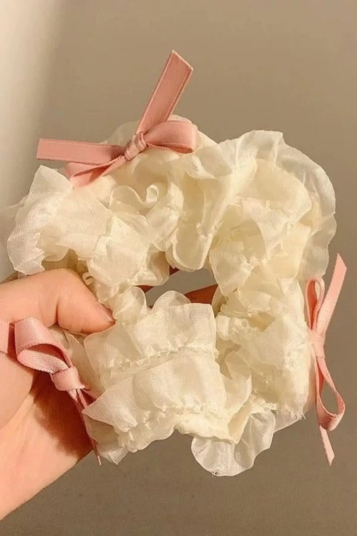 Krem Renk Kurdele Figürlü Simit Toka